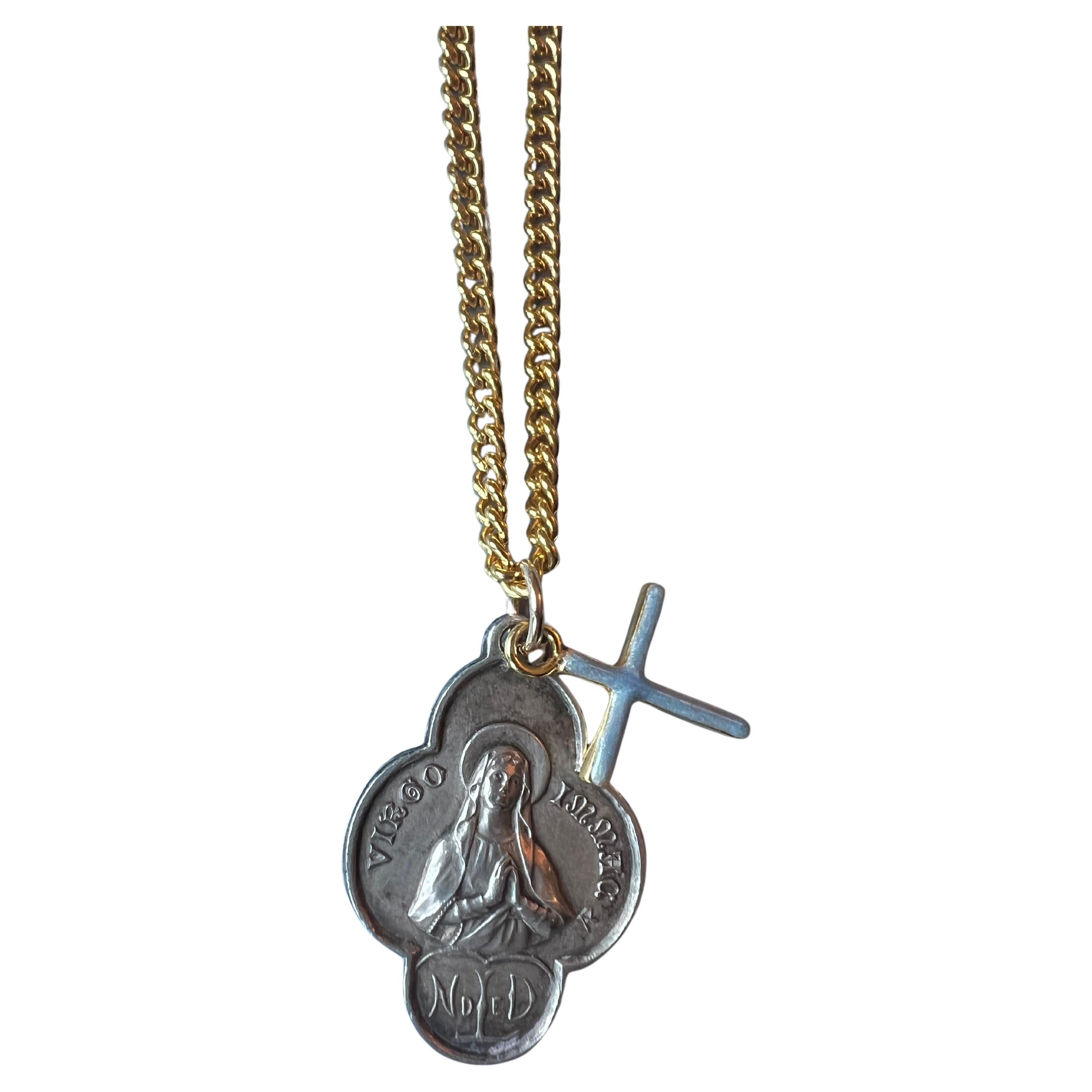 Virgin Mary Medal Chain Necklace Virgo Souvenir Lourdes Cross

18 K Gold Plated Brass Chain with a Vintage Original French Leaf Clover Medal, with inscription Virgin Mary Virgo, Souvenir de N.D. de Lourdes, this pendant in Silver tone is combined
