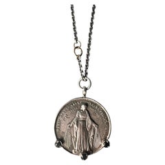 Collier de la médaille de la Mary Black Diamond Silver J Dauphin