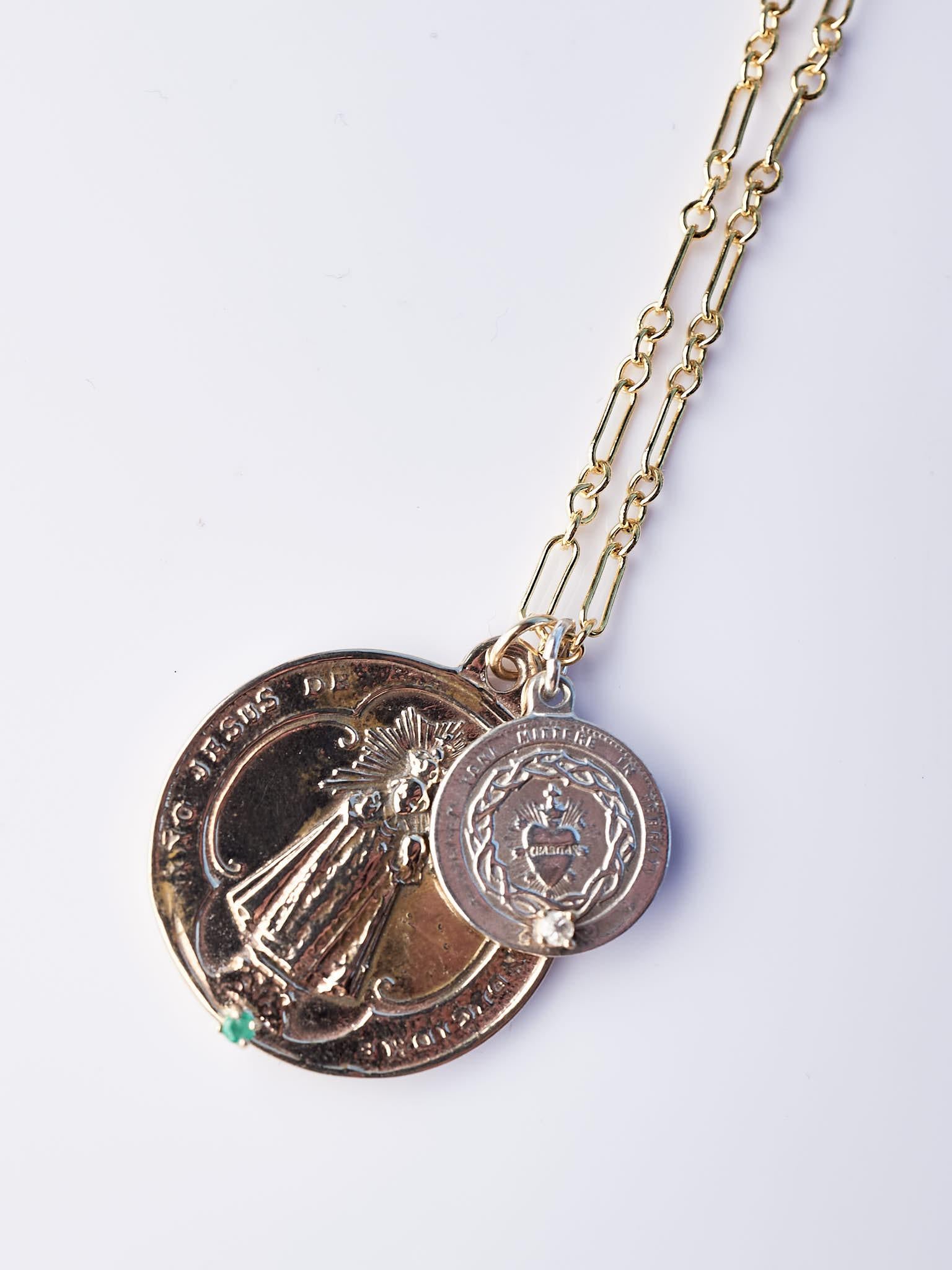 Médaille de la Vierge Marie Collier en chaîne remplie d'or avec une émeraude sertie dans une broche en or et un saphir, de l'argent et du bronze, le collier peut être utilisé dans différentes longueurs  24