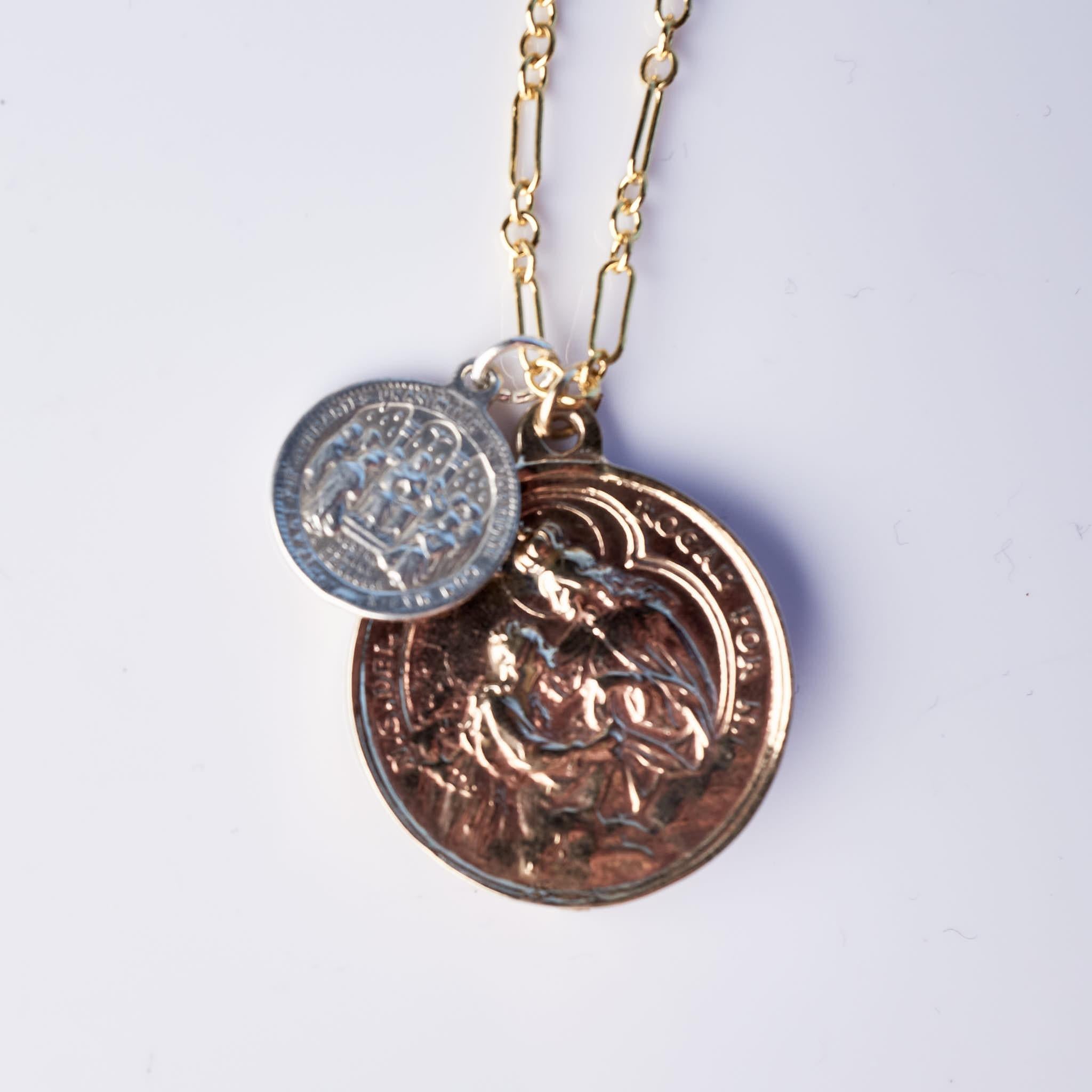 Taille brillant Chaîne collier en argent et bronze J Dauphin avec médaille de la Vierge Marie en forme de cœur sacré et émeraude en vente