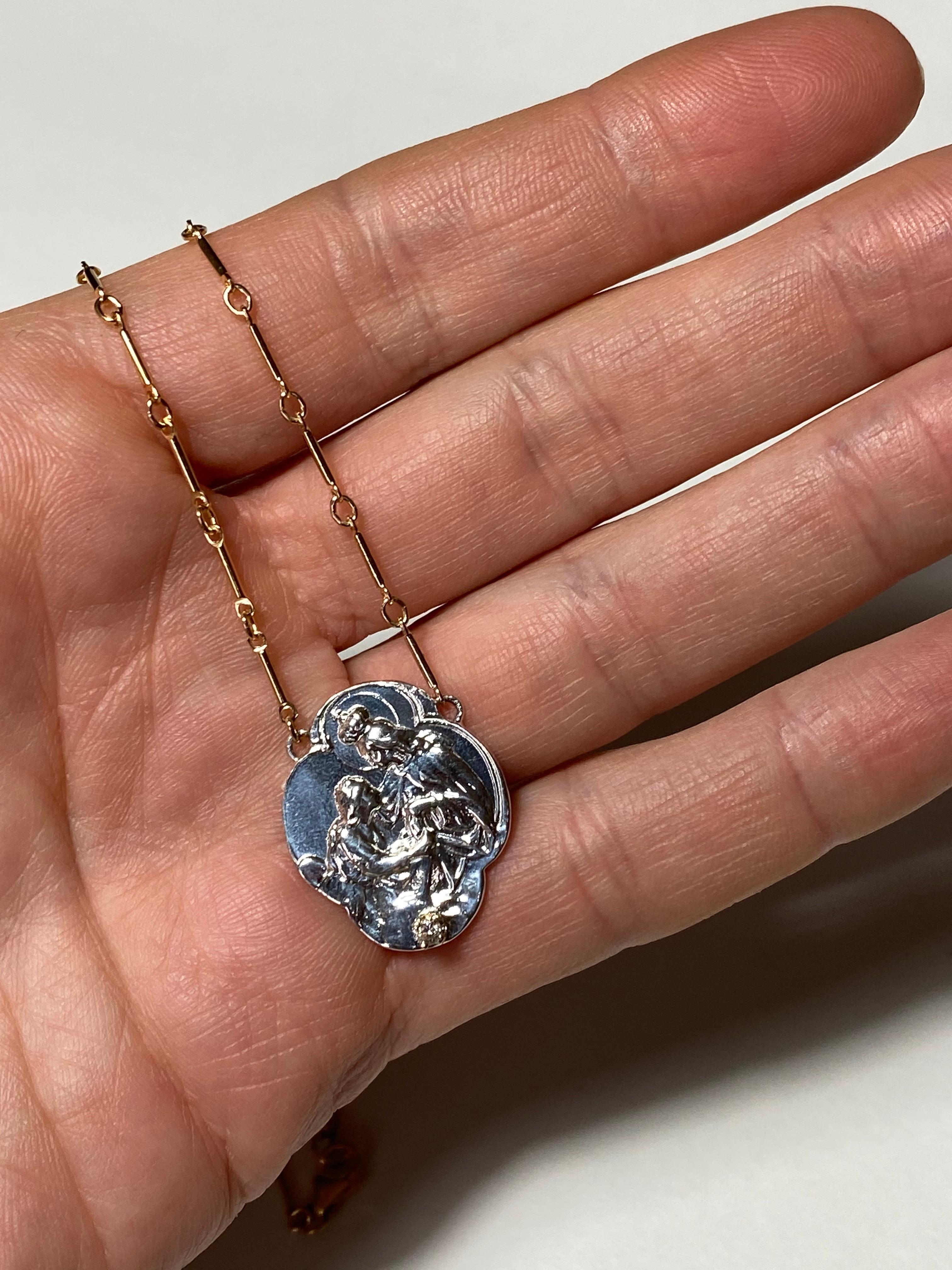 Contemporain Chaîne collier en argent avec médaille de la Vierge Marie et diamants blancs Dauphin en vente
