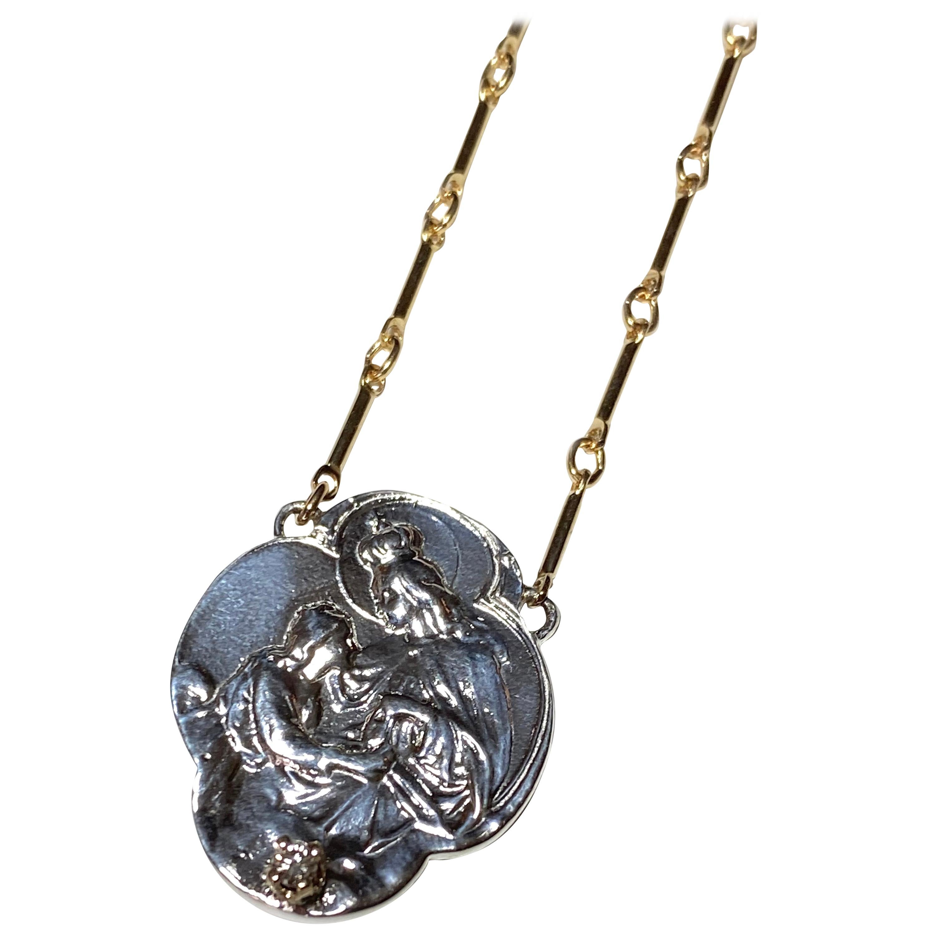 Chaîne collier en argent avec médaille de la Vierge Marie et diamants blancs Dauphin en vente
