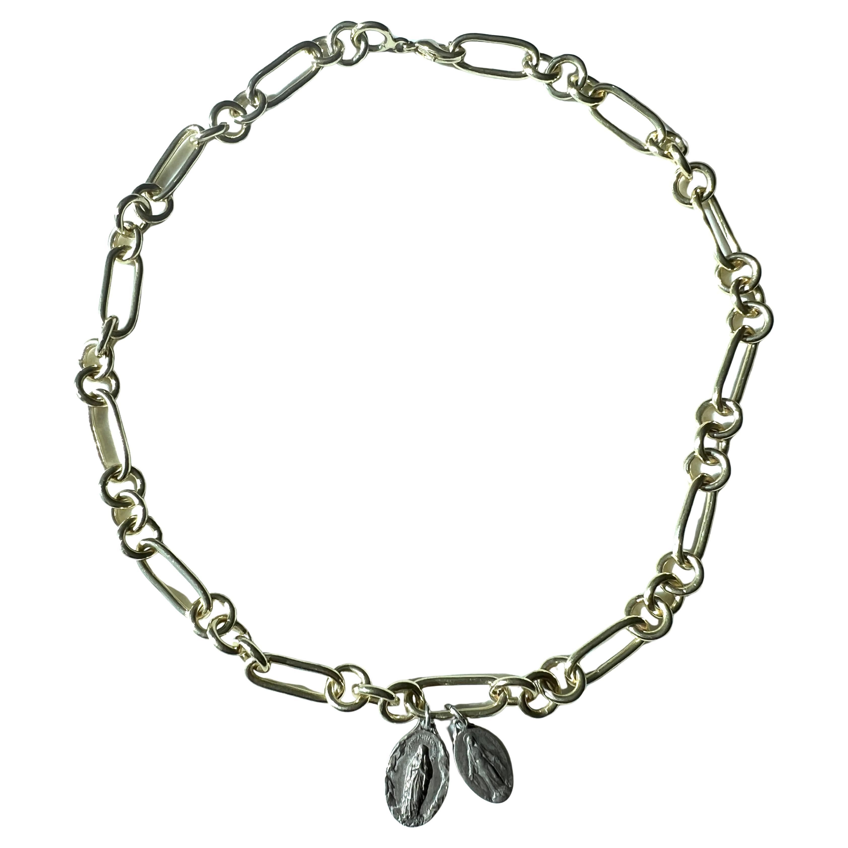 Due medaglie della Vergine Maria pendenti su una collana a girocollo con catena grossa

La catenina è nuova, mentre le due medaglie sono d'epoca e forse di antiquariato francese.

Il designer J DAUPHIN

Lunghezza: 46 cm (18
