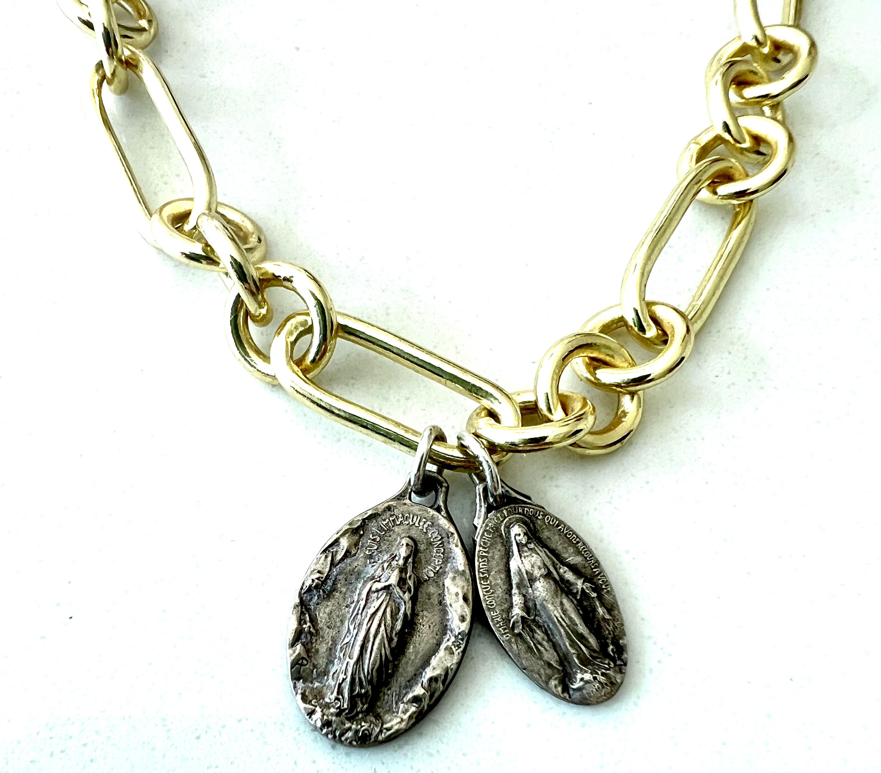 Collana girocollo a catena con medaglie della Vergine Maria In condizioni Nuovo in vendita a Los Angeles, CA