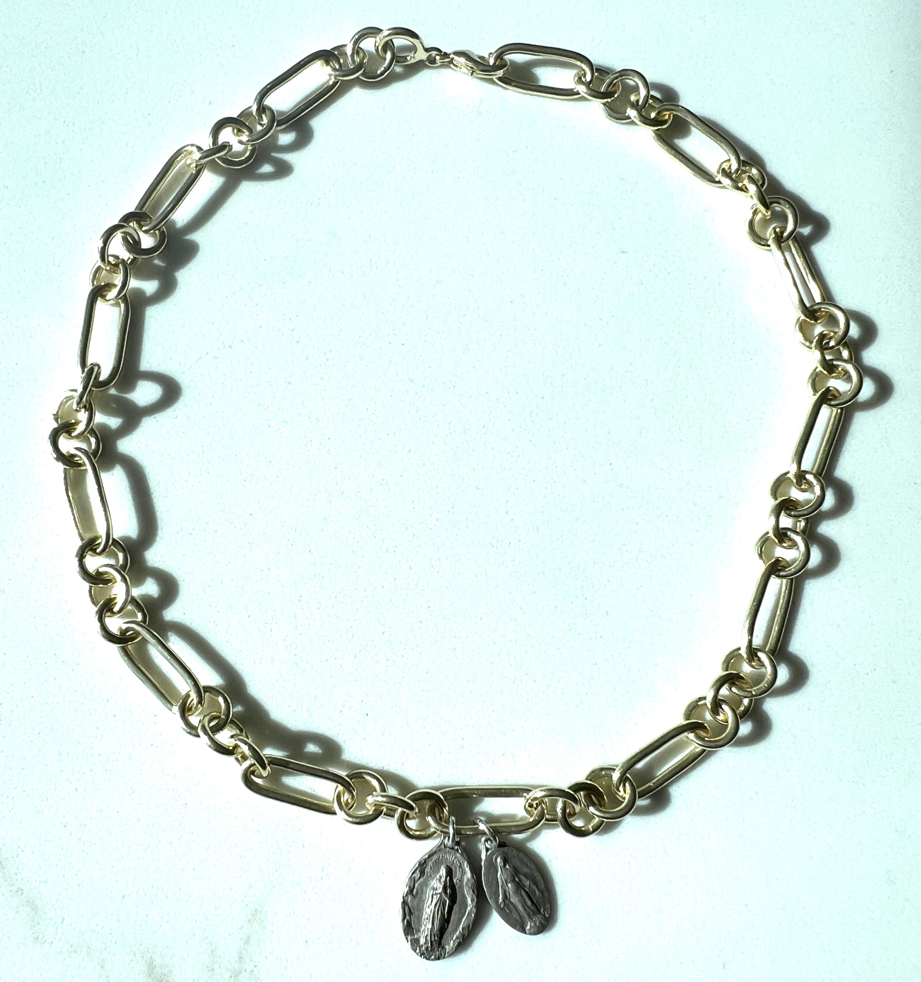 Collana girocollo a catena con medaglie della Vergine Maria in vendita 3