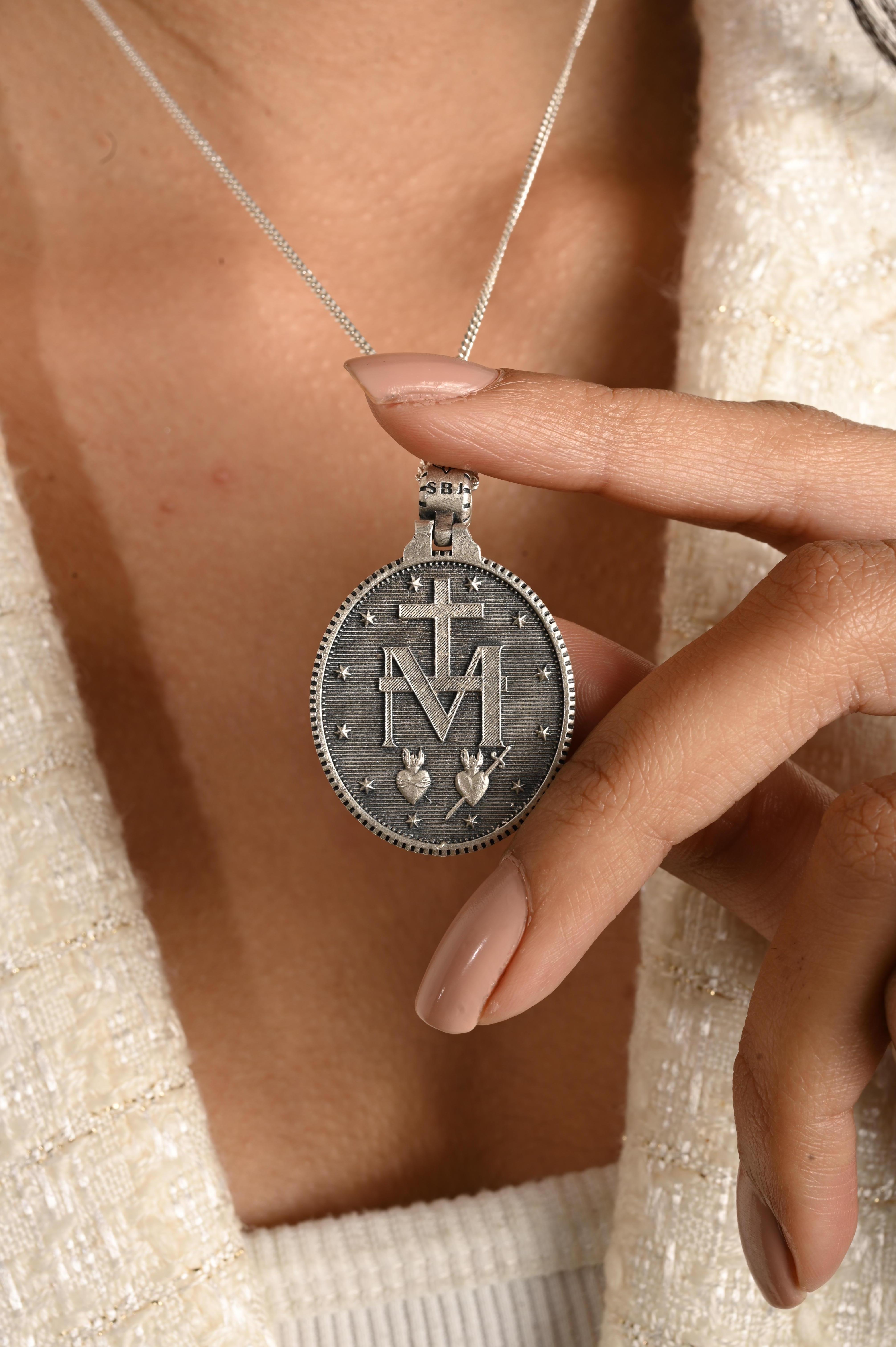 Doppelseitiger katholischer Anhänger der Jungfrau Maria, Wunderschöne Mutter, aus Sterlingsilber im Zustand „Neu“ im Angebot in New York, NY