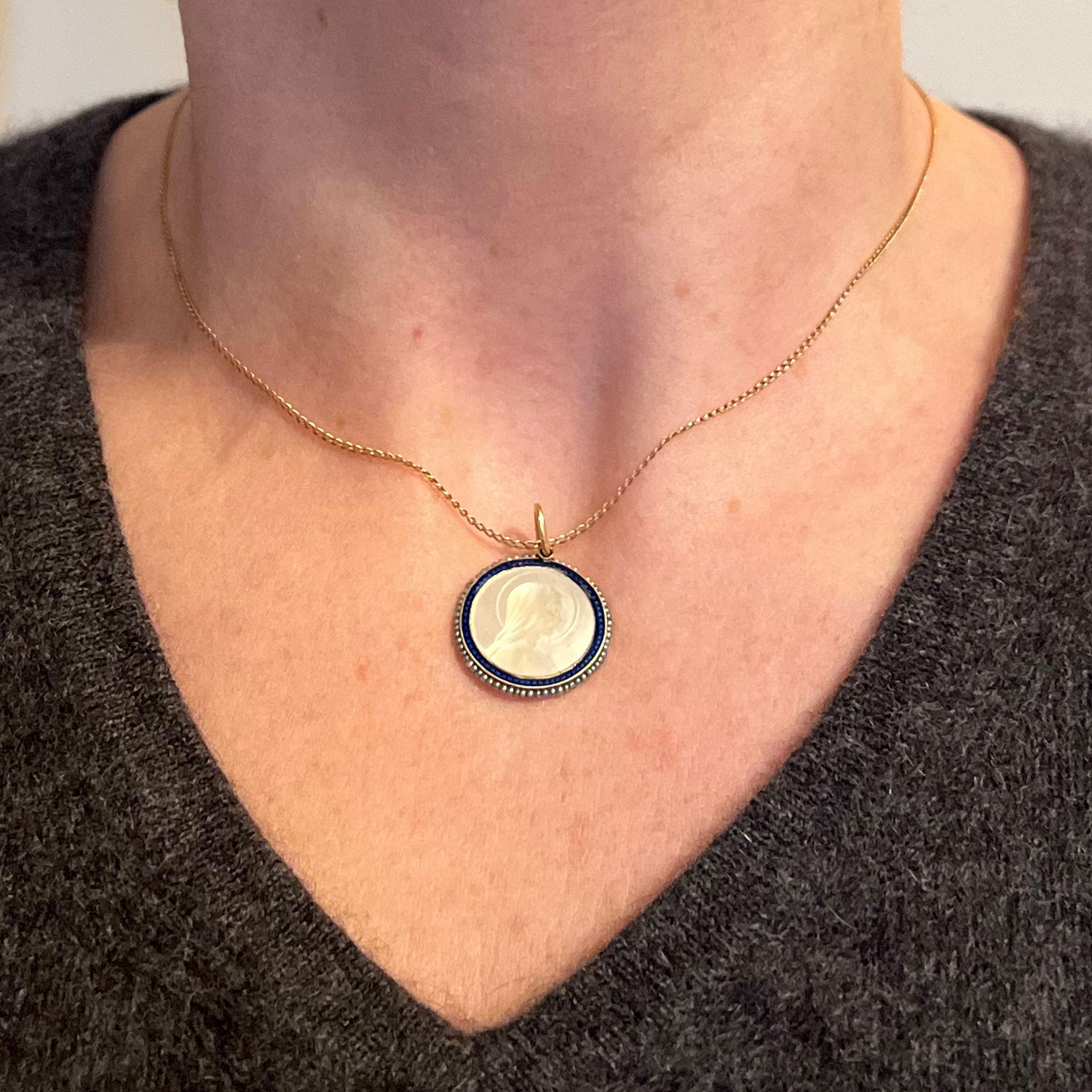 18 Karat Gelbgold Perlen-Medaille-Anhänger Jungfrau Maria Perlmutt Emaille Perle Perlmutt Emaille im Zustand „Gut“ im Angebot in London, GB