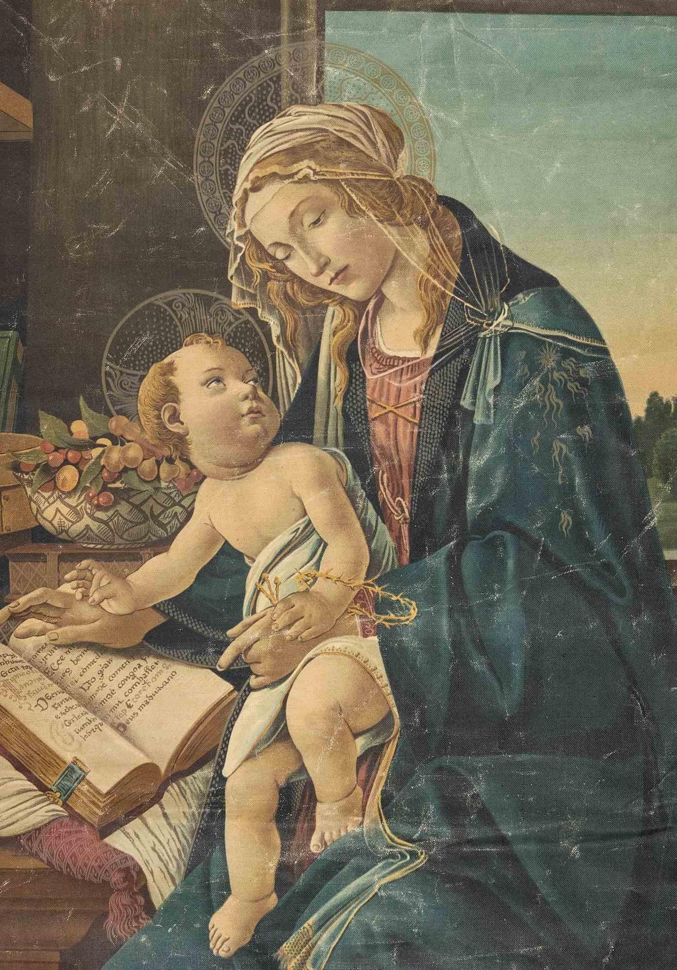 La Vierge à l'enfant est une reproduction de la Madonna del Libro, de Sandro Botticelli, réalisée en Italie dans les années 1940. 

Bordure et frange en tissu.

Support standard en laiton.

98x71 cm - 97x73 seulement standard.

Bon état à