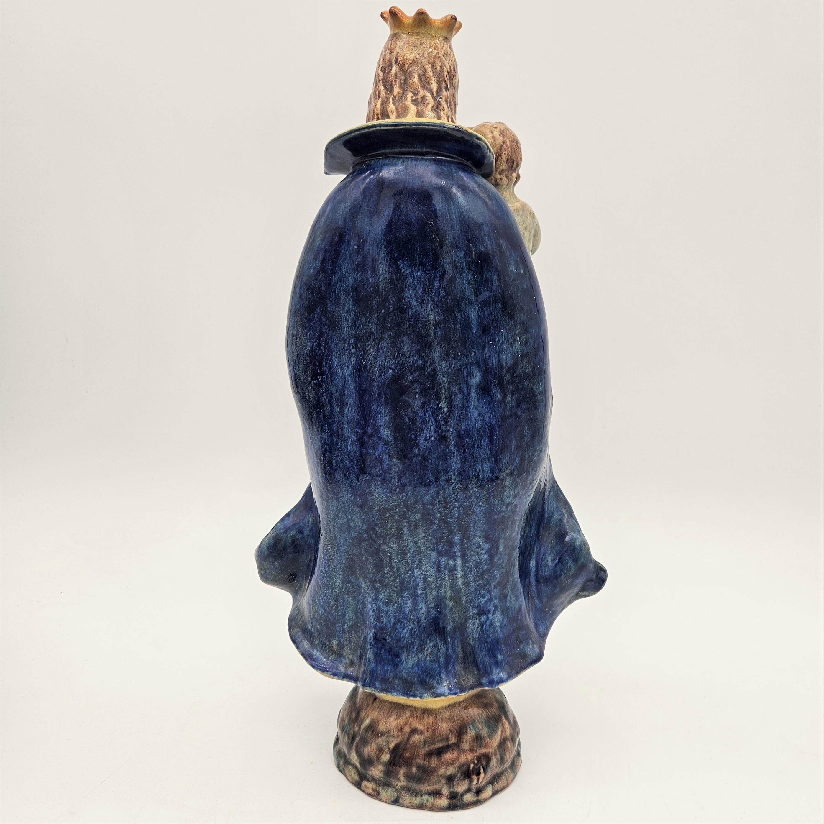 Virgen María con el Niño de Majolika Karlsruhe. 1930 - 1940 Pintado a mano en venta