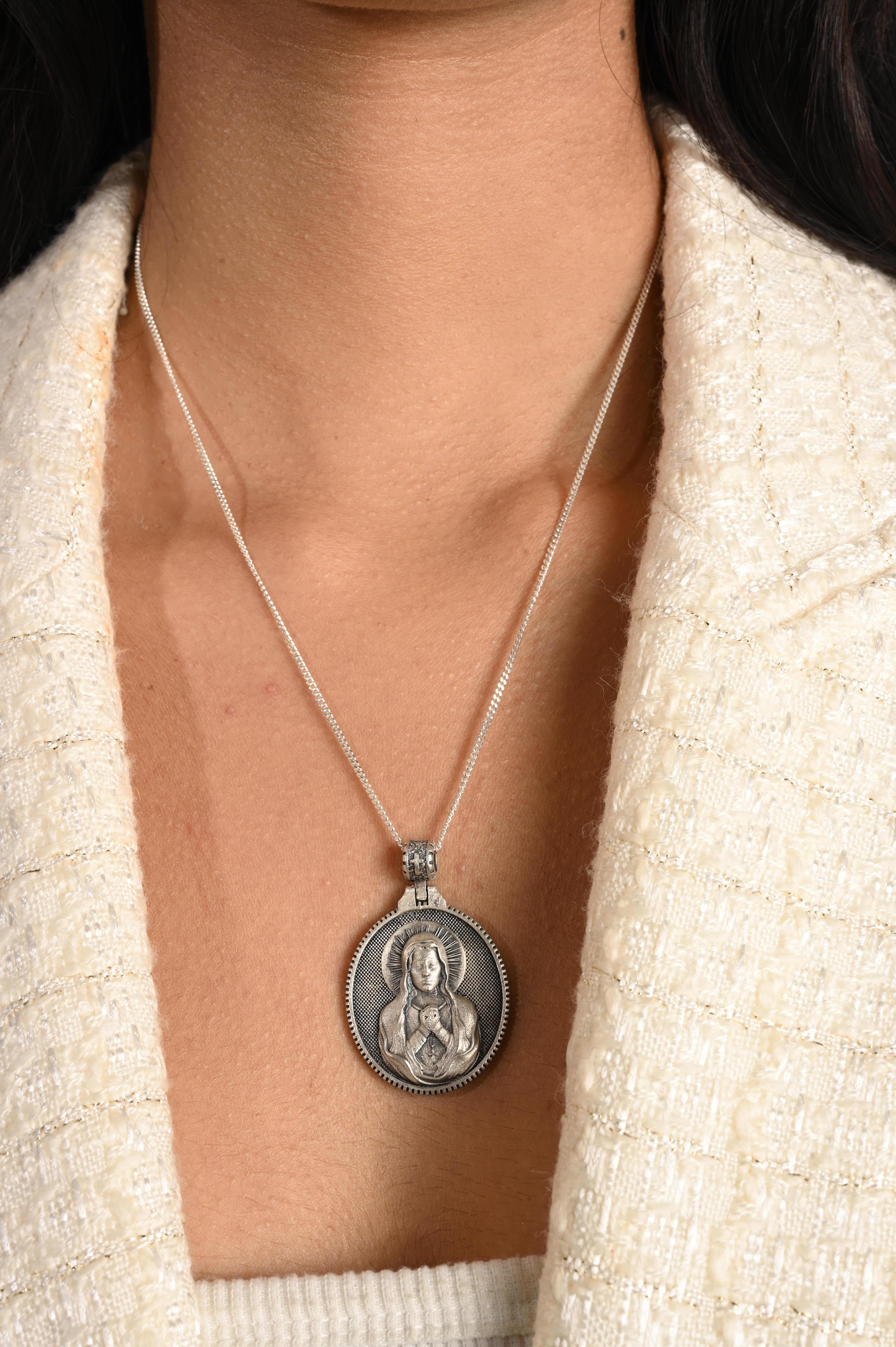 This Virgin Mary Catholic Pray Medallion Pendant is a stunning piece of religious jewelry, perfect for those seeking spiritual connection and protection. The pendant features a detailed depiction of the Virgin Mary with a prayerful expression,