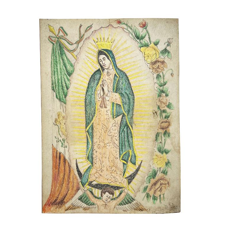 Il s'agit d'une exquise représentation vintage de Notre-Dame de Guadalupe, délicatement peinte à la main. La pièce présente des teintes douces et vibrantes qui mettent en valeur l'éclat emblématique de la Vierge, entourée de motifs floraux complexes