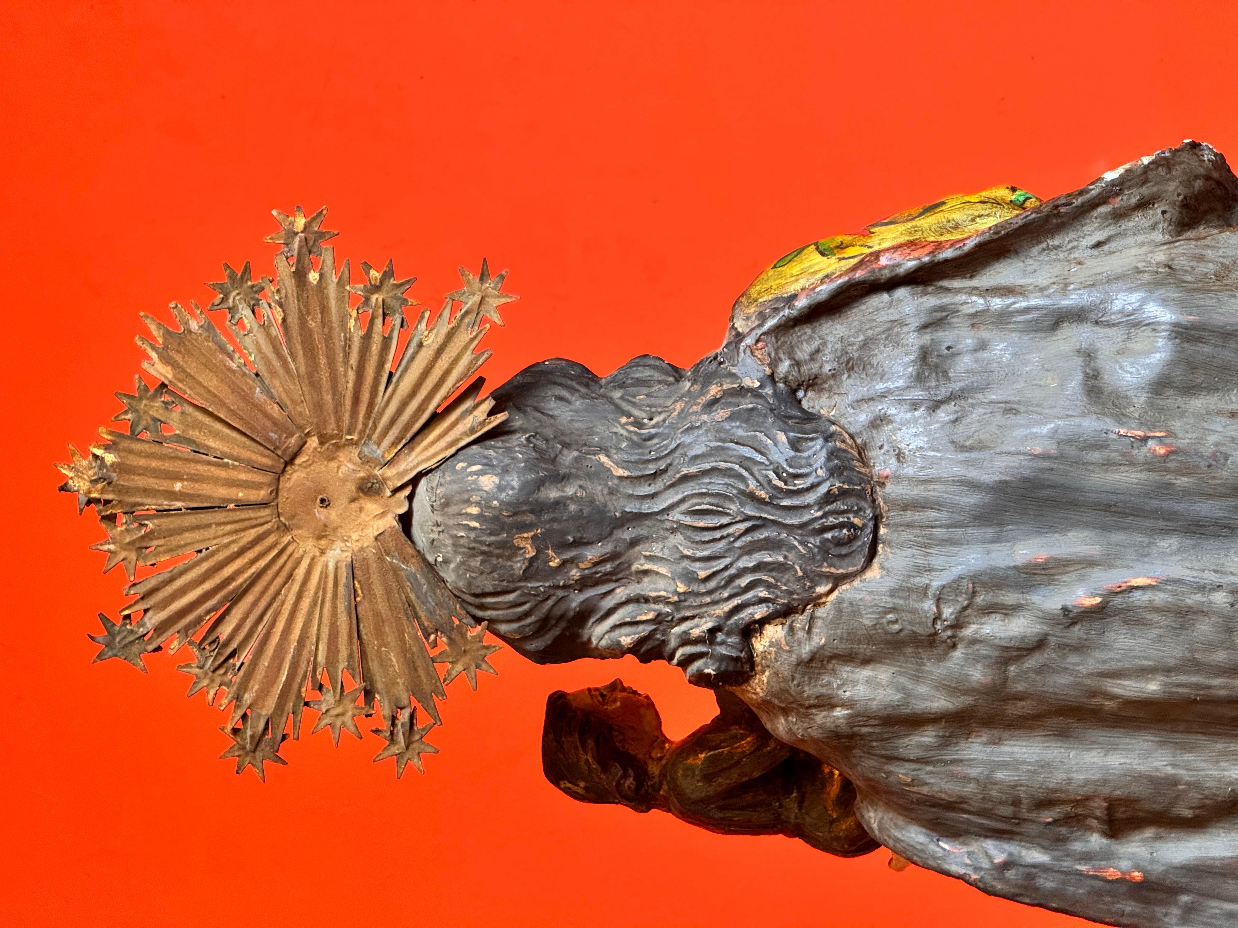 Vergine di Miraflores in legno di maguey policromo con Bambino e corona di rame, XVIII in vendita 7