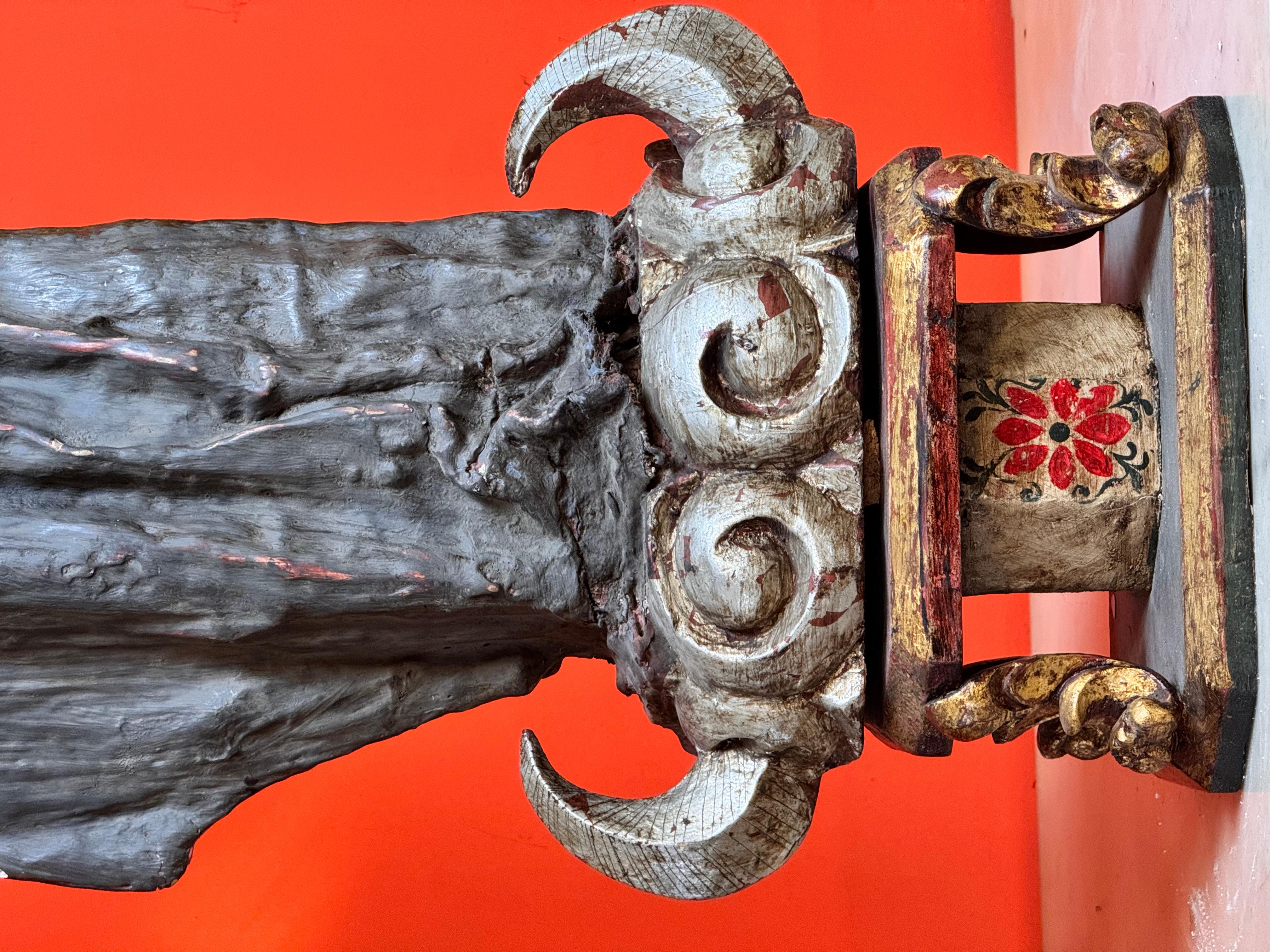 Vergine di Miraflores in legno di maguey policromo con Bambino e corona di rame, XVIII in vendita 8