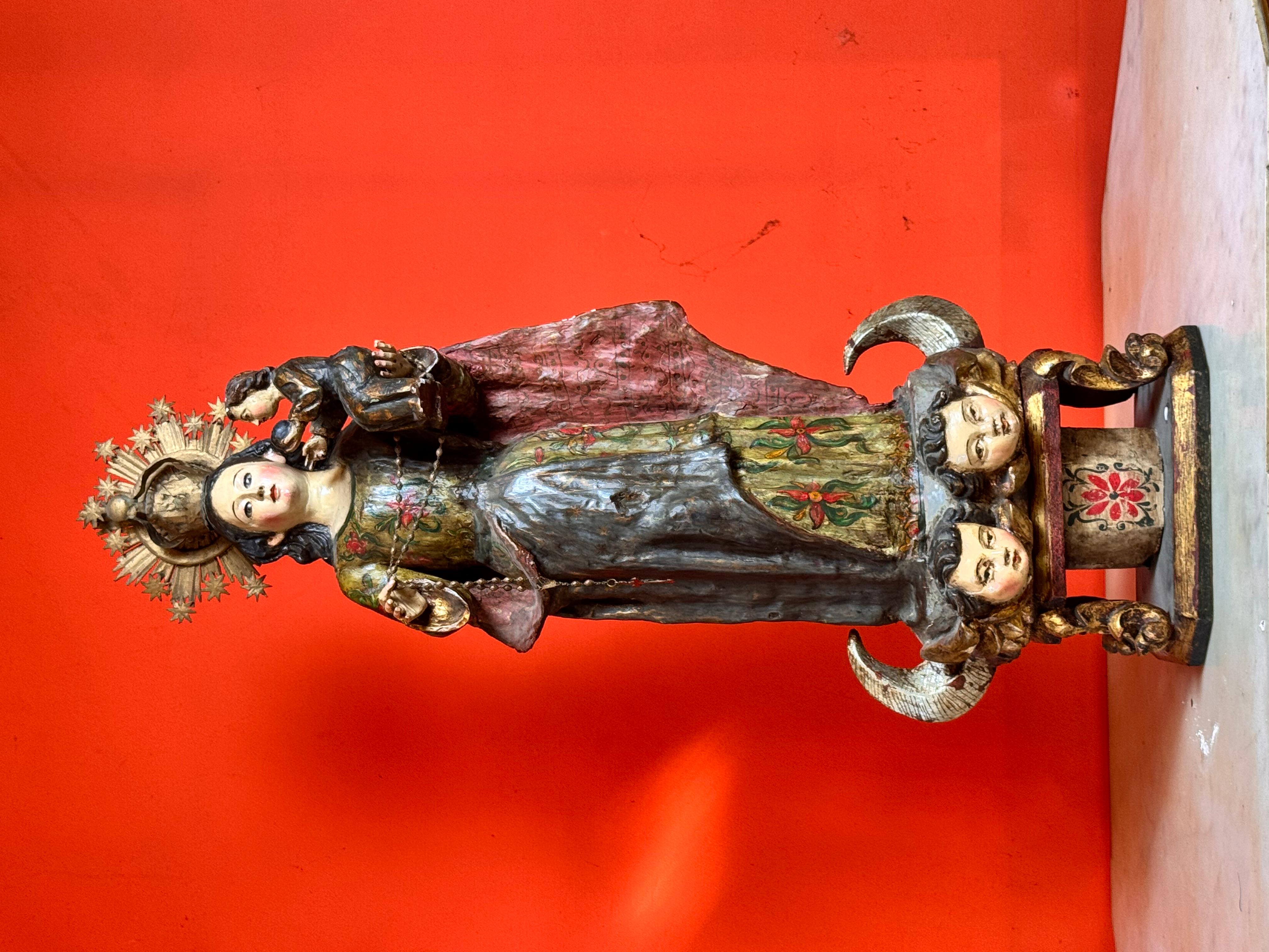 Vergine di Miraflores in legno di maguey policromo con Bambino e corona di rame, XVIII secolo
Magnifica scultura della Vergine di Miraflores scolpita in legno di maguey policromo, proveniente dal Vicereame della Nuova Spagna, XVIII secolo. La