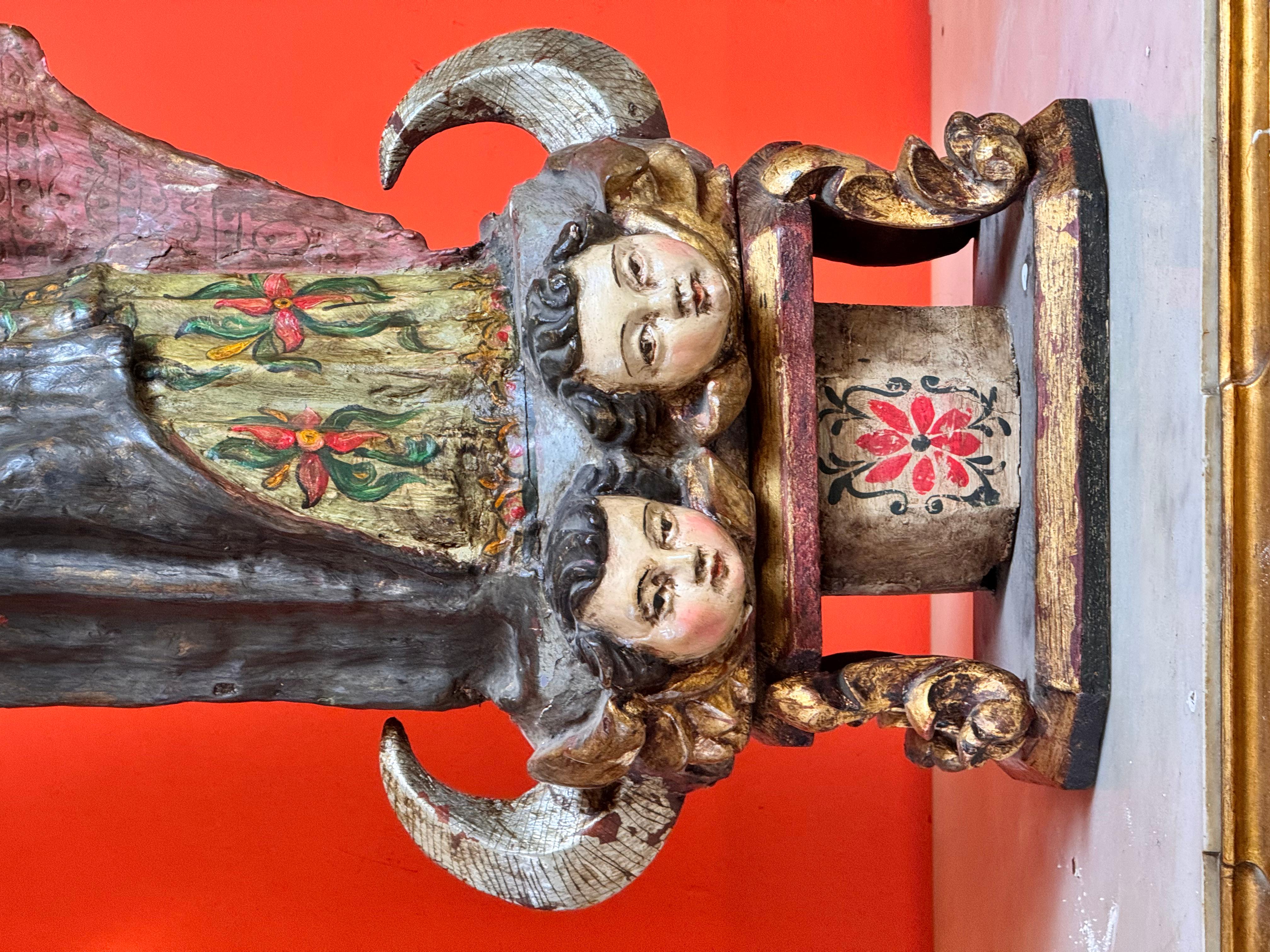 Barocco Vergine di Miraflores in legno di maguey policromo con Bambino e corona di rame, XVIII in vendita