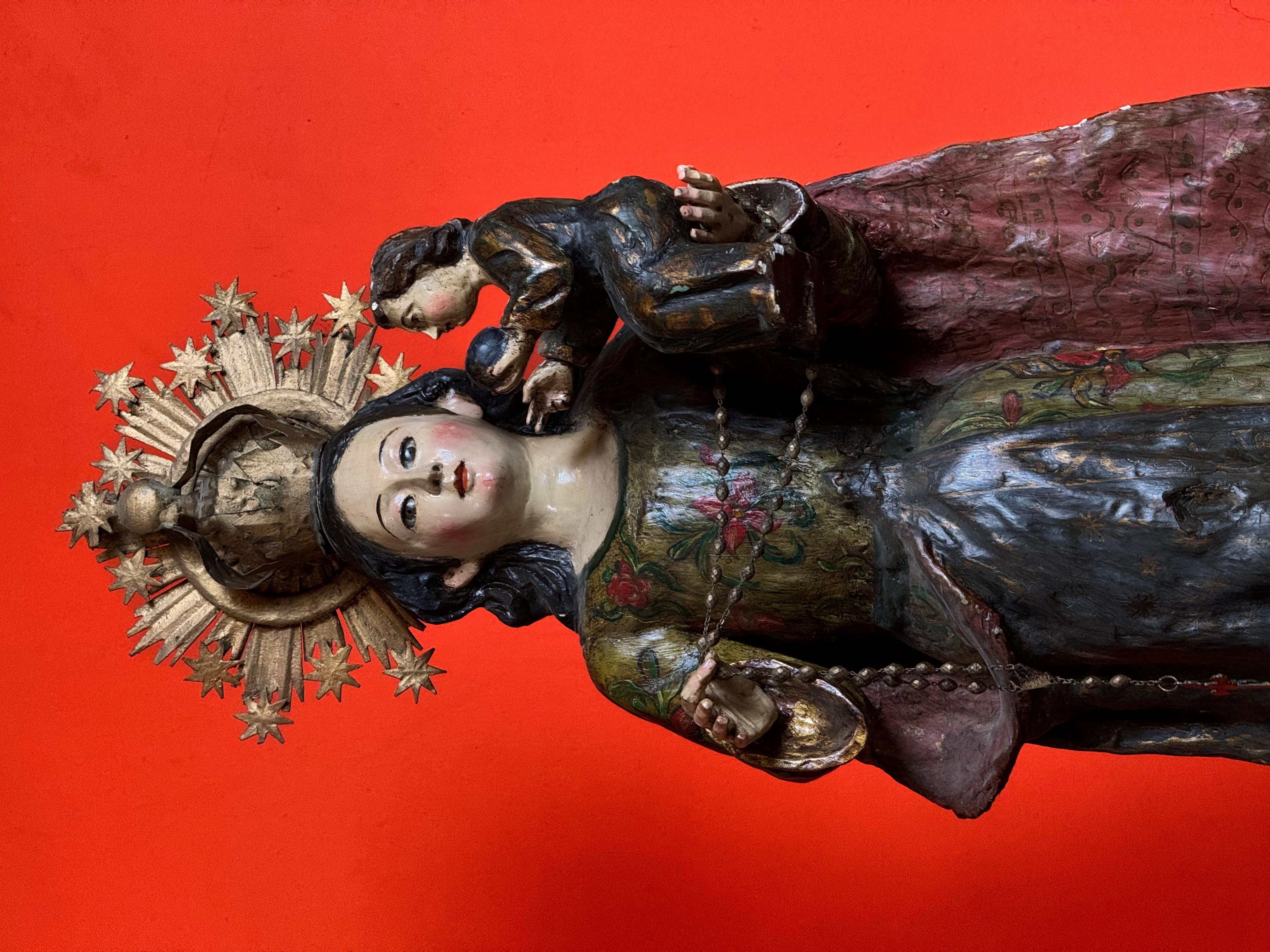 Spagnolo Vergine di Miraflores in legno di maguey policromo con Bambino e corona di rame, XVIII in vendita