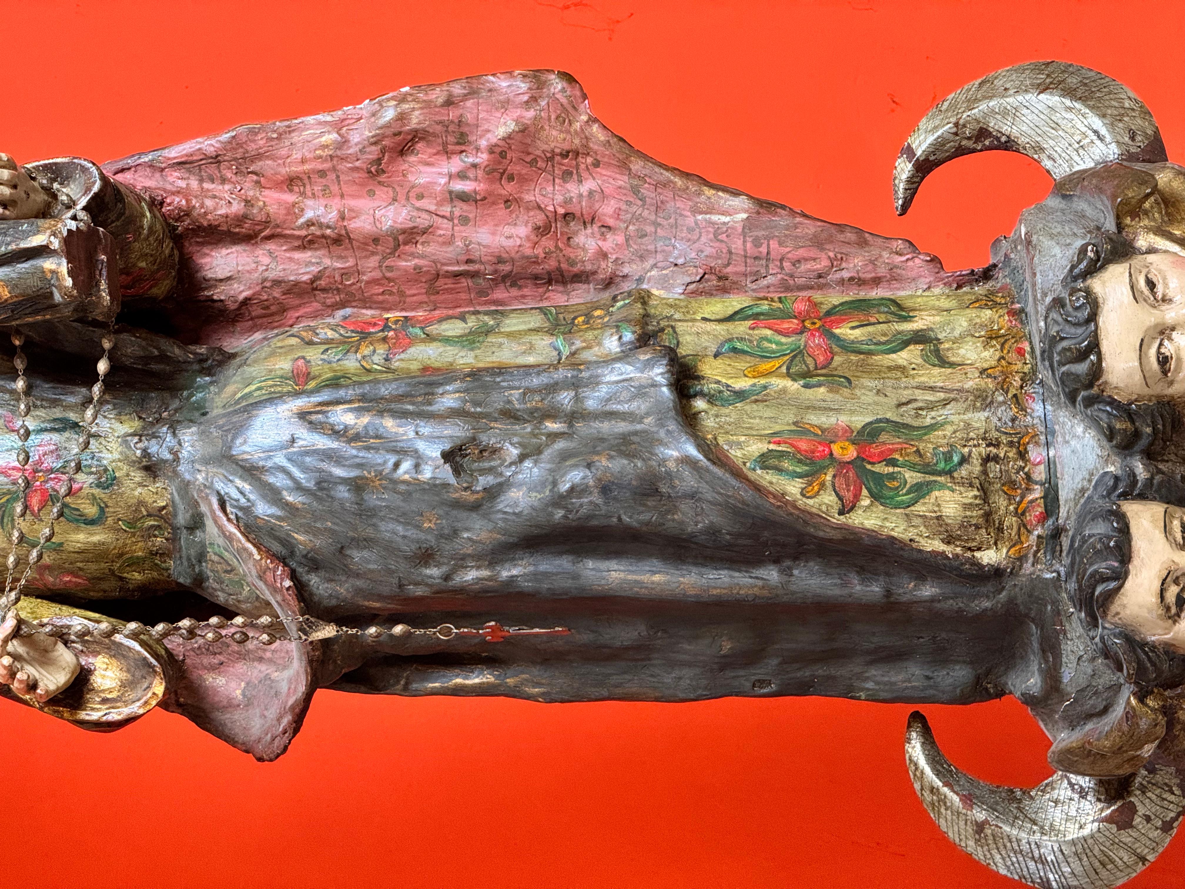 Fatto a mano Vergine di Miraflores in legno di maguey policromo con Bambino e corona di rame, XVIII in vendita