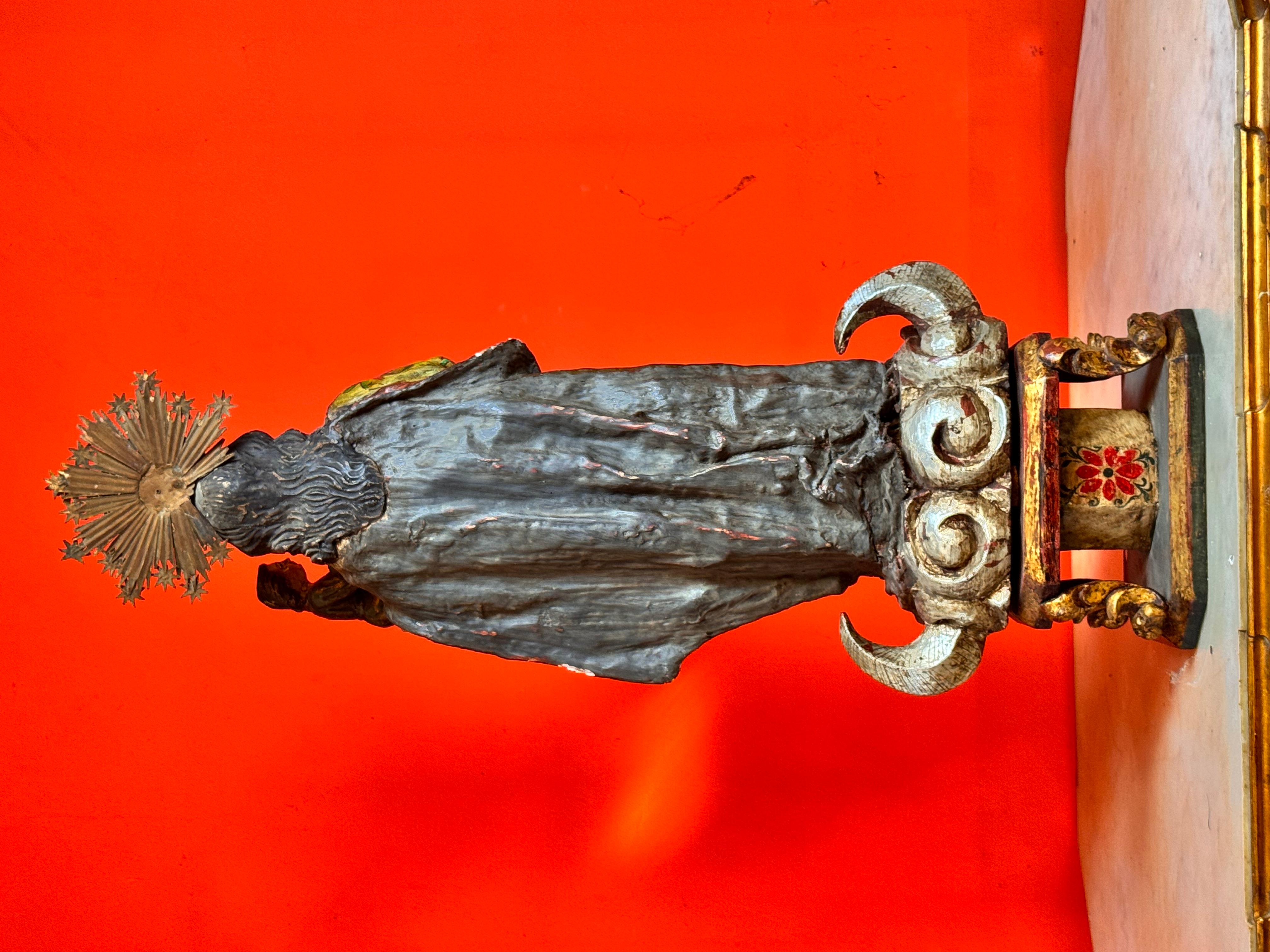 Fino al XVIII secolo Vergine di Miraflores in legno di maguey policromo con Bambino e corona di rame, XVIII in vendita