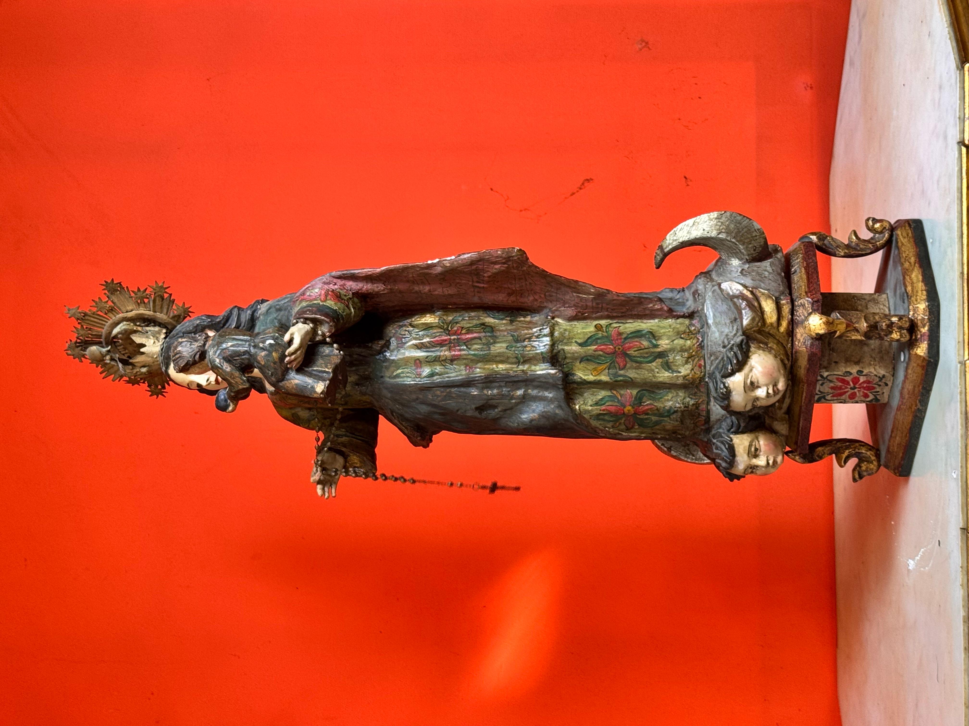 Argento Vergine di Miraflores in legno di maguey policromo con Bambino e corona di rame, XVIII in vendita