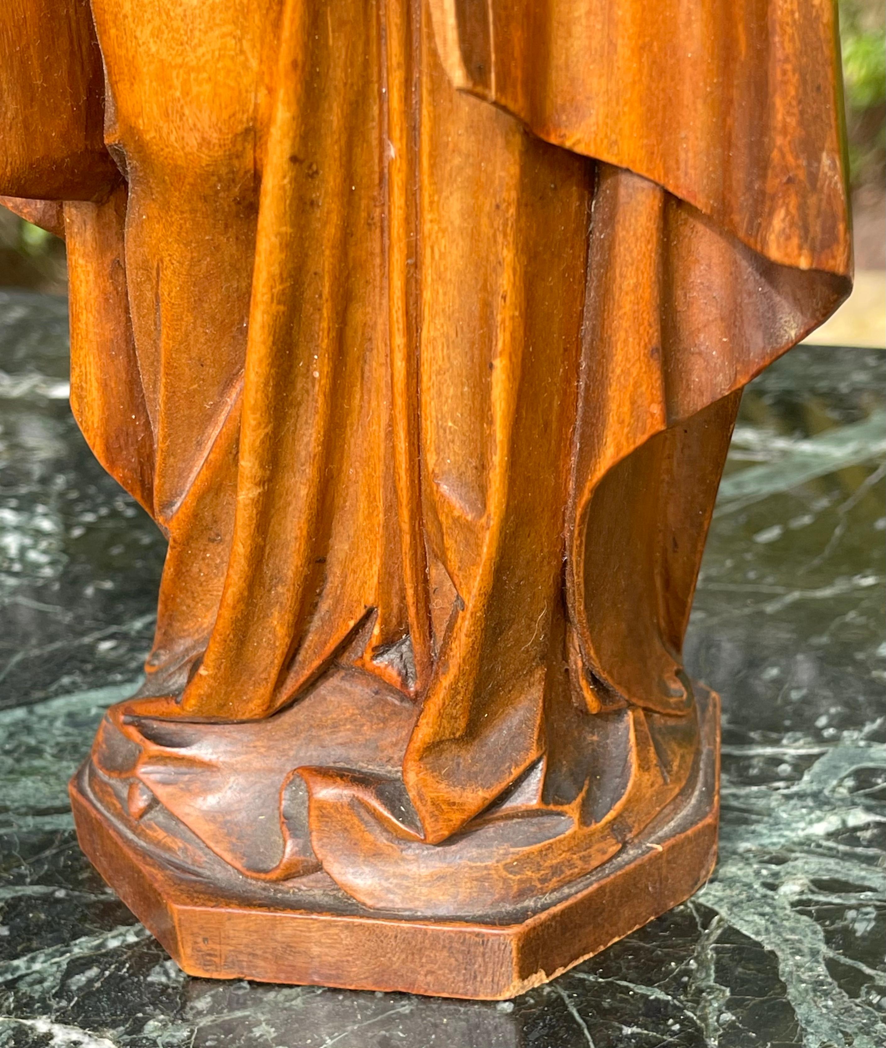 Sculpté à la main Virgin of Nuremberg en buis sculpté, XIXe siècle en vente