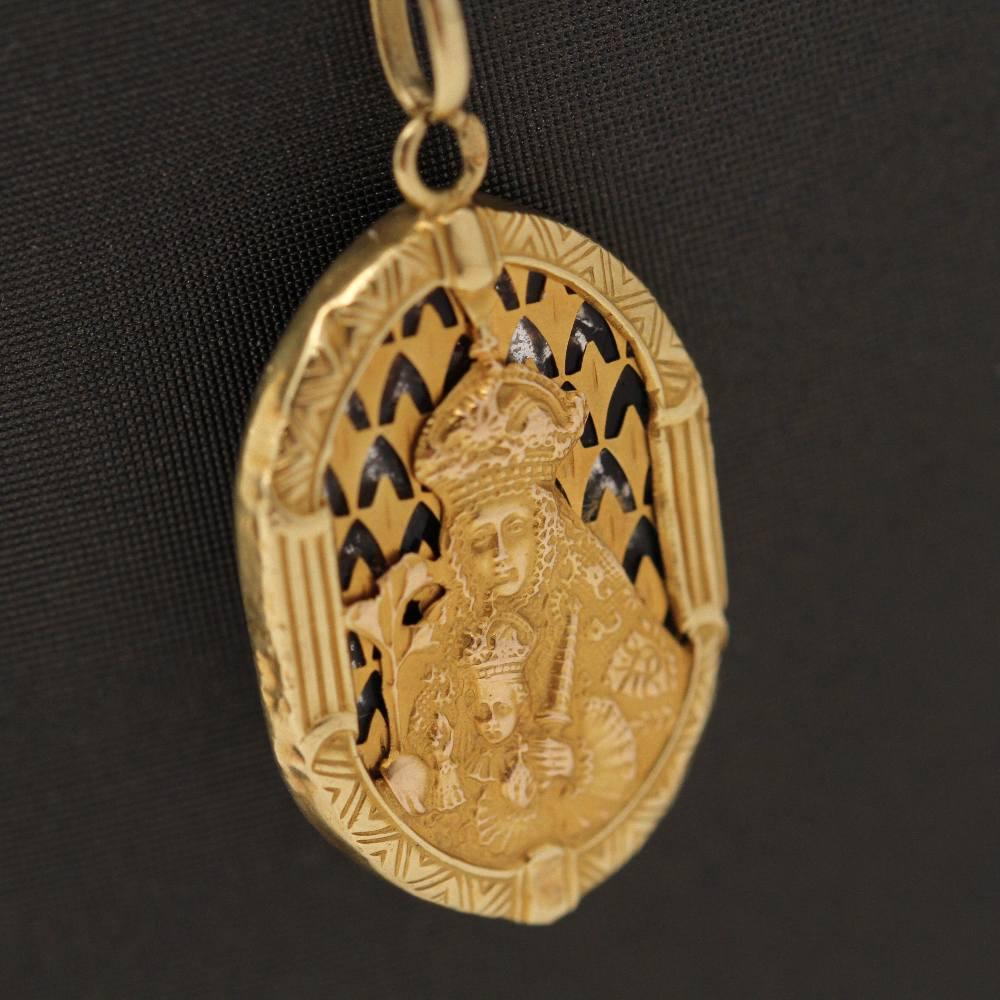 Chain with Virgin of Salamanca medal for woman  18kt yellow gold.  The back of the medal is made with natural mother of pearl and its colour is reflected on the front.  Measures: 3 cm in length (including ring) and 1,5 cm in width  This pendant is