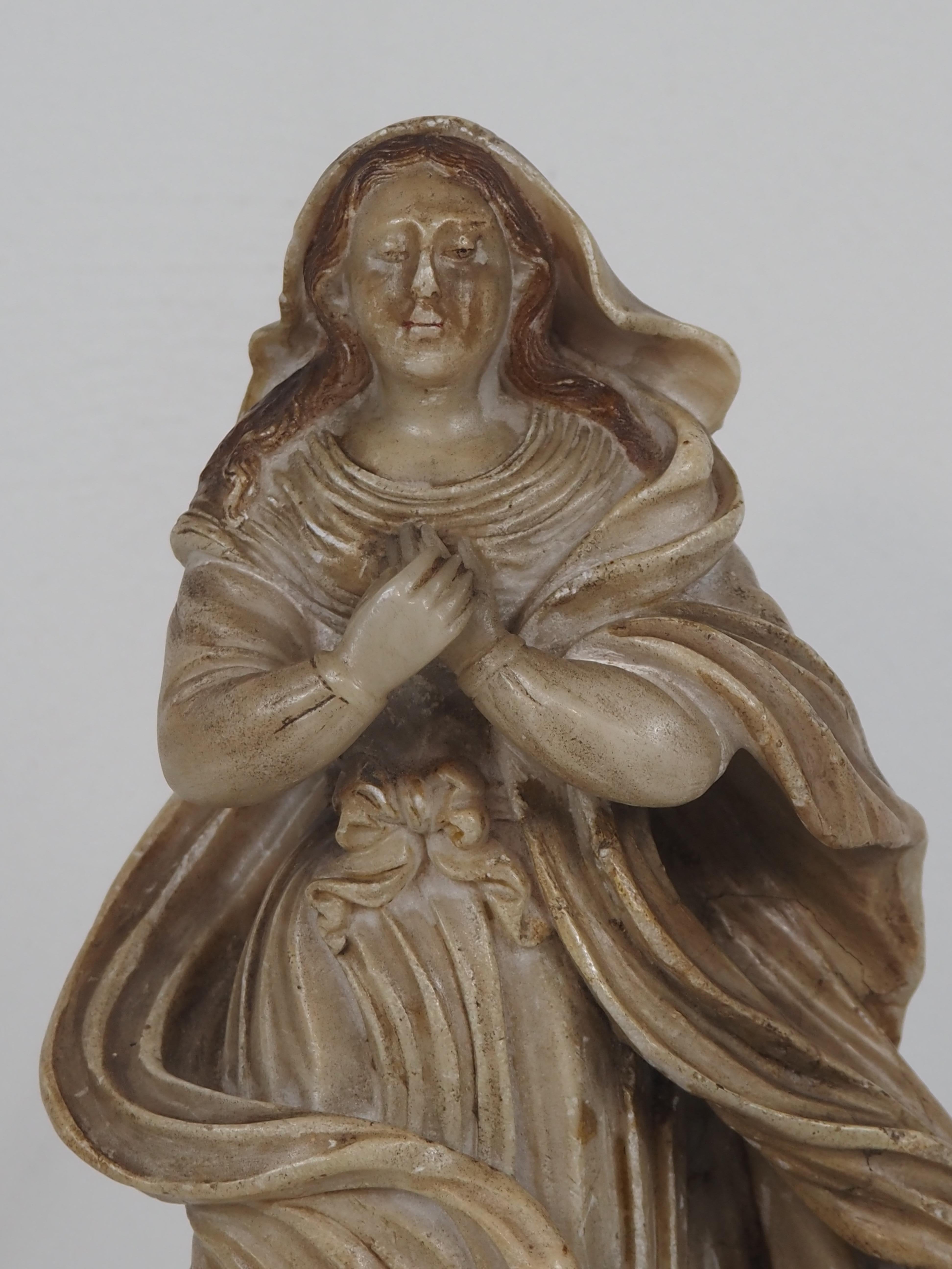 Nossa Senhora da Conceição (L'Immaculée Conception)
Brésil (Minas), XVIIIe siècle, ou luso-brésilien
Stéatite sculptée (pedra sabão) avec traces de polychromie d'origine ; montée sur un pied en albâtre plus récent
Hauteur : 26,5 cm ; Poids : 1 887
