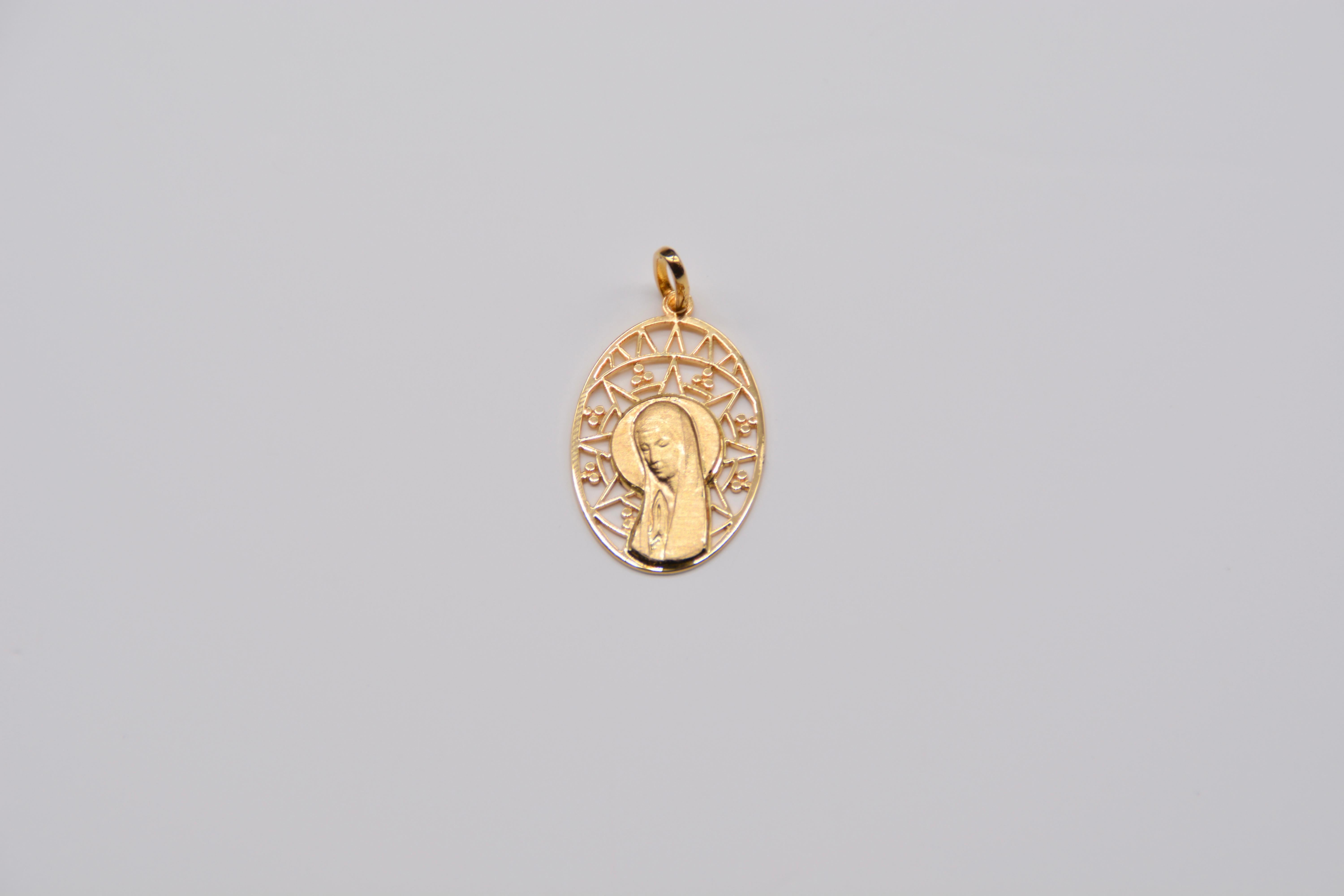 Jungfrau durchbrochene Medaille Oval Gold Gelb

Diese wunderschöne Medaille der Jungfrau Maria aus 18 Karat Gelbgold ist ein ikonisches religiöses Stück, das von Gläubigen und Sammlern religiöser Medaillen sehr geschätzt wird. Die Jungfrau ist fein