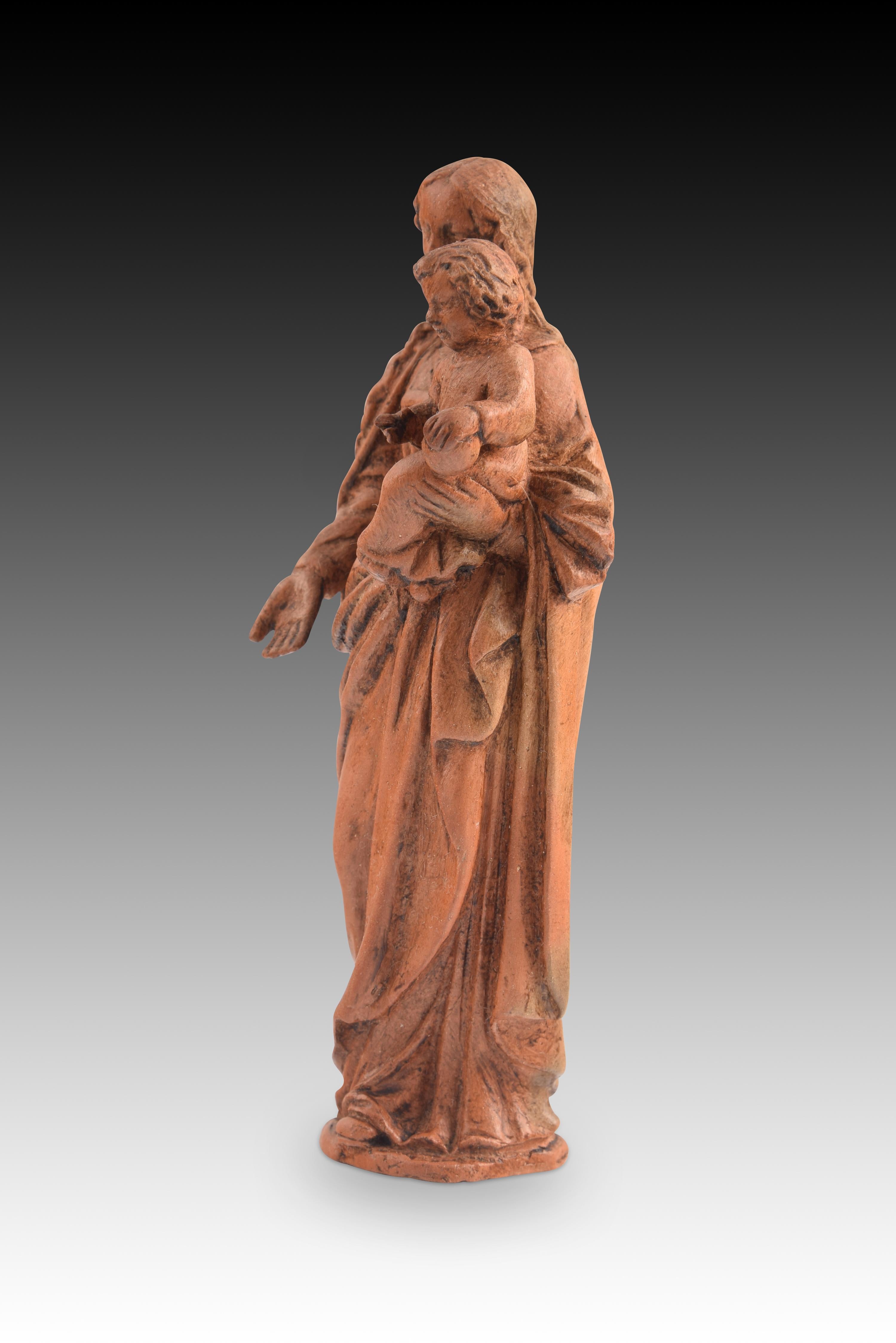Virgin with Child. Terracotta. 20th century, following models from the 17th century. 
Figure of Virgin with Child Jesus, made following common models in Spanish Baroque sculpture of the 17th century. Mary is presented standing, dressed in a tunic