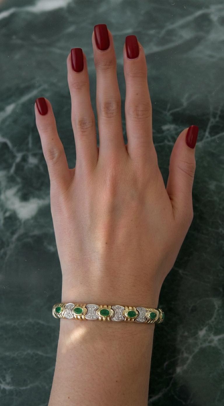 Dieser luxuriöse Virginia Capri Armreif ist ein exquisites Beispiel für feine italienische Handwerkskunst. Er ist aus reichem 18-karätigem Gold gefertigt und mit einer harmonischen Kombination aus Smaragden und Pavé-Diamanten besetzt. Das in Italien