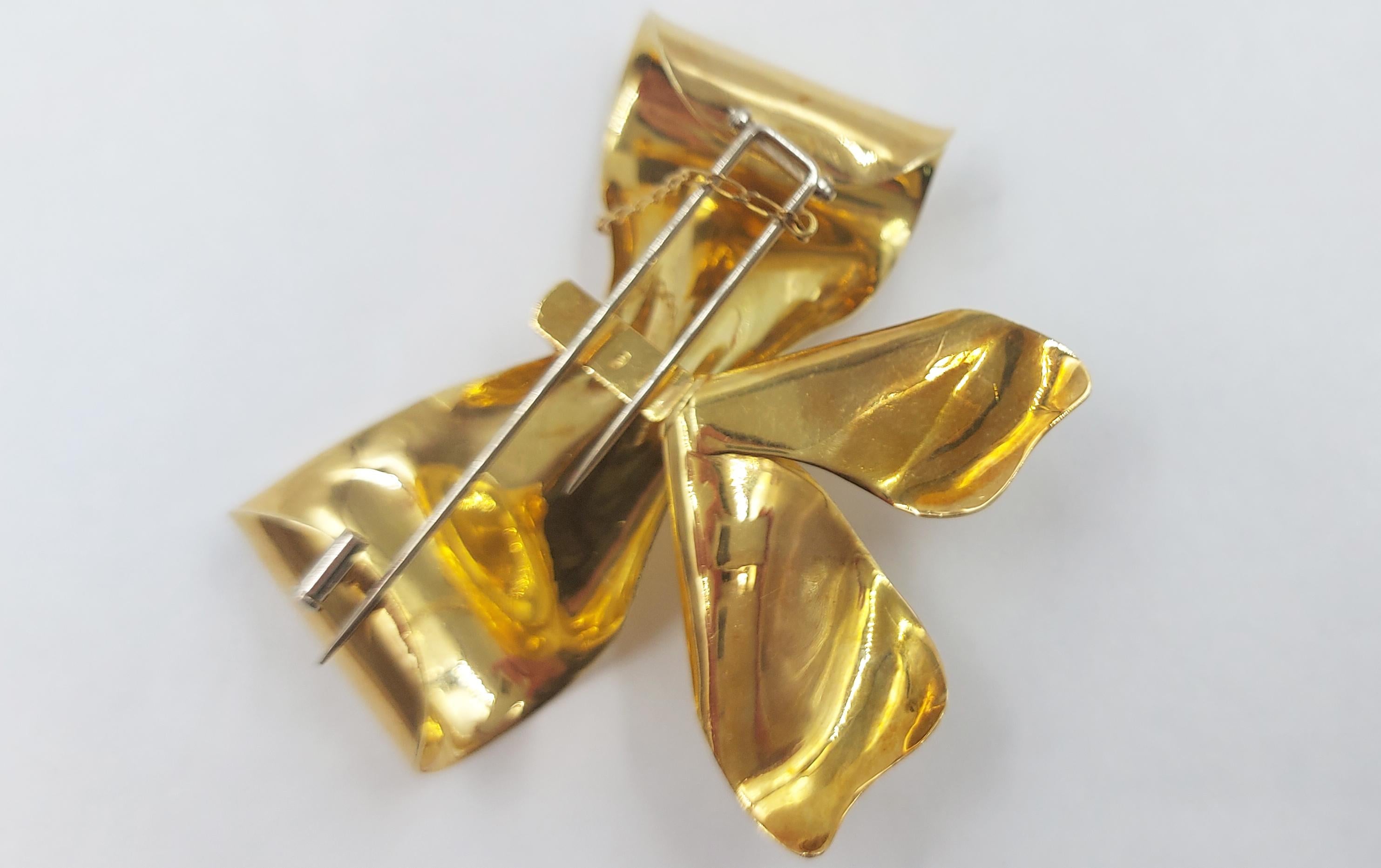 Great, vintage, Italian 18 carats yellow gold (weight 44,80 grams) bow brooch. Circa 1960. 72 x 60 millimeters.  
Signed  2078 AL 750. In original box, marked 'Virginia - Capri', well known, ancient jewellery store of Capri. 