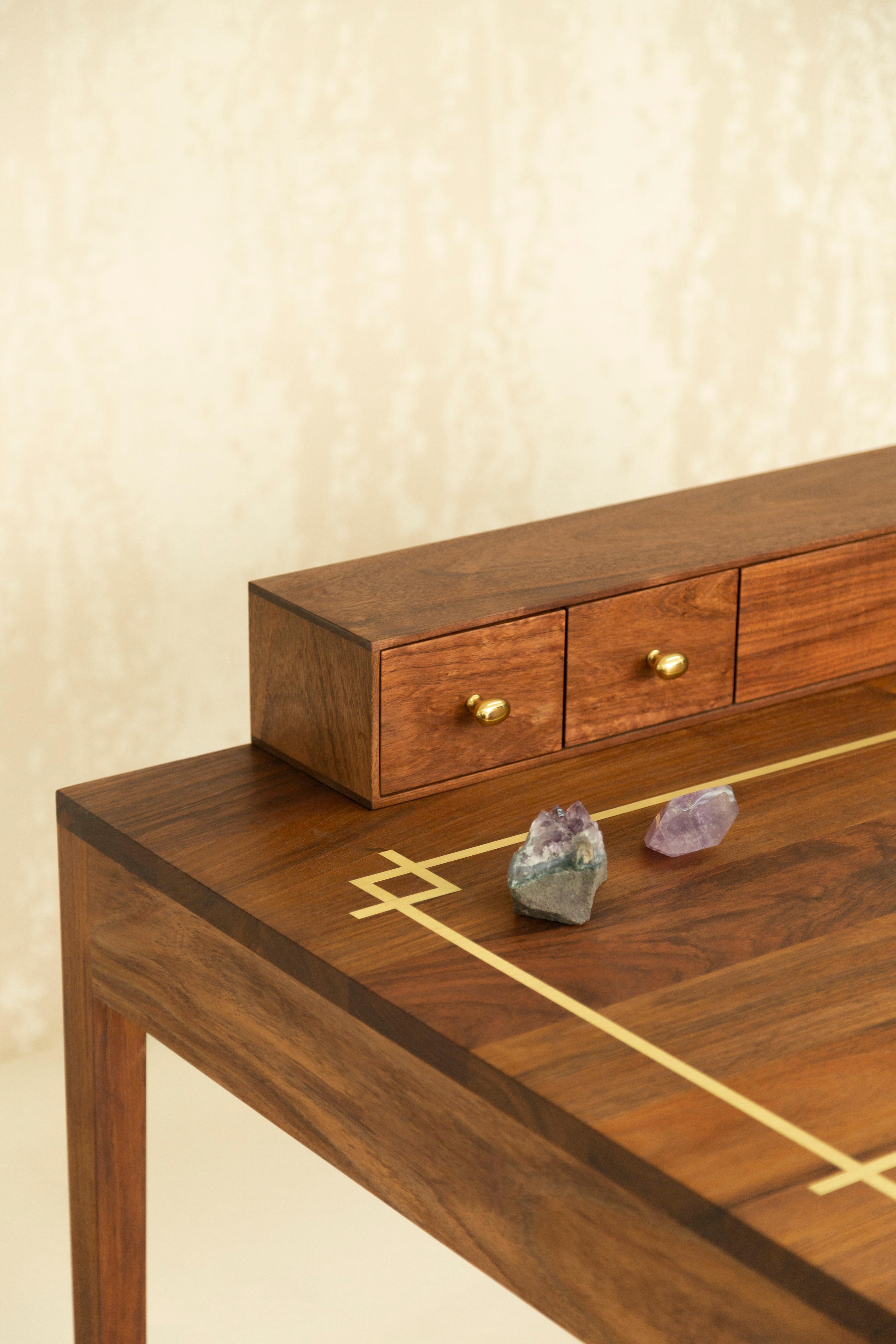 Virginia-Schreibtisch aus Tzalam-Holz mit Messingintarsien von Tana Karei (Handgefertigt) im Angebot