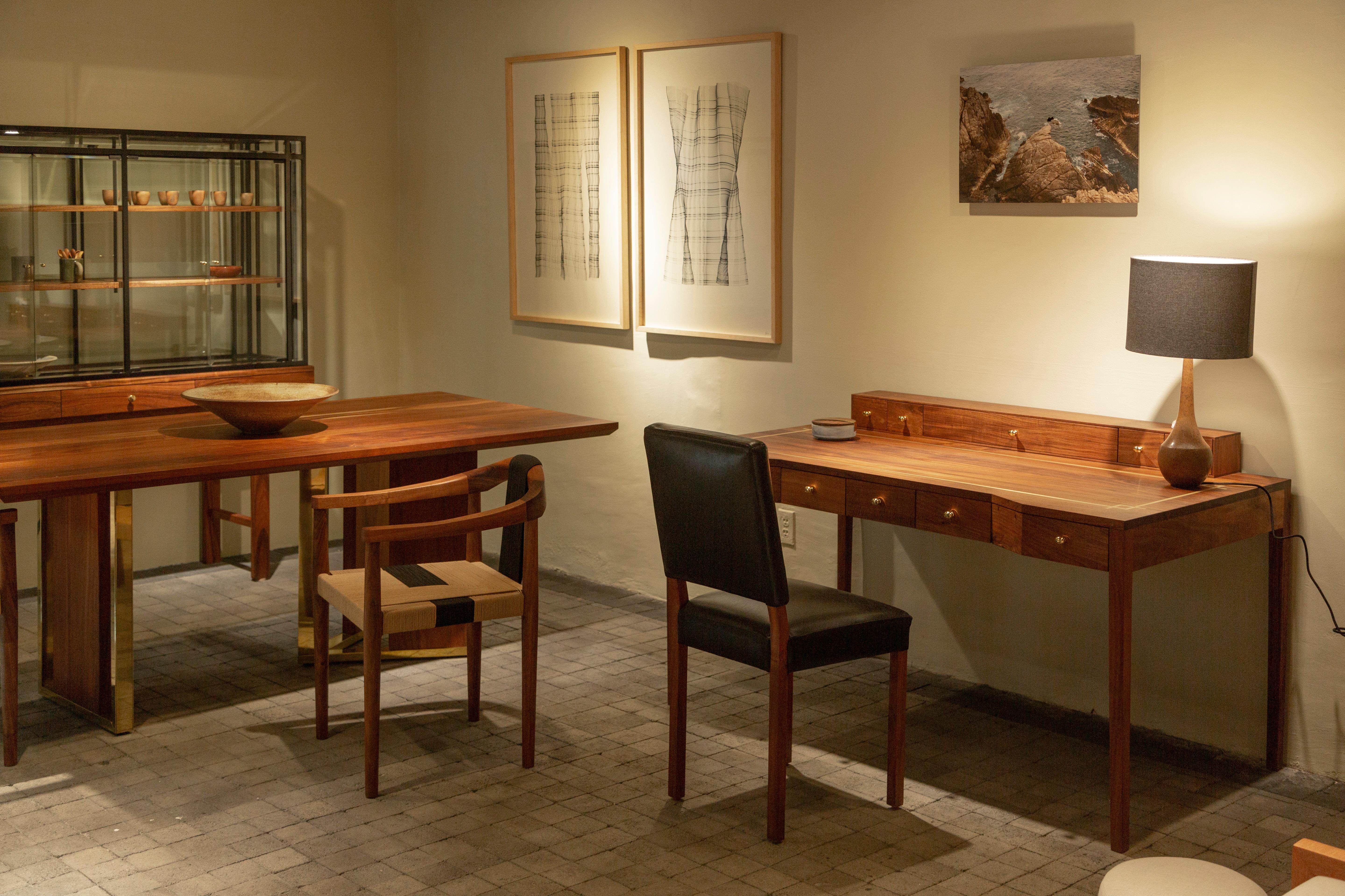 Virginia-Schreibtisch aus Tzalam-Holz mit Messingintarsien von Tana Karei (21. Jahrhundert und zeitgenössisch) im Angebot