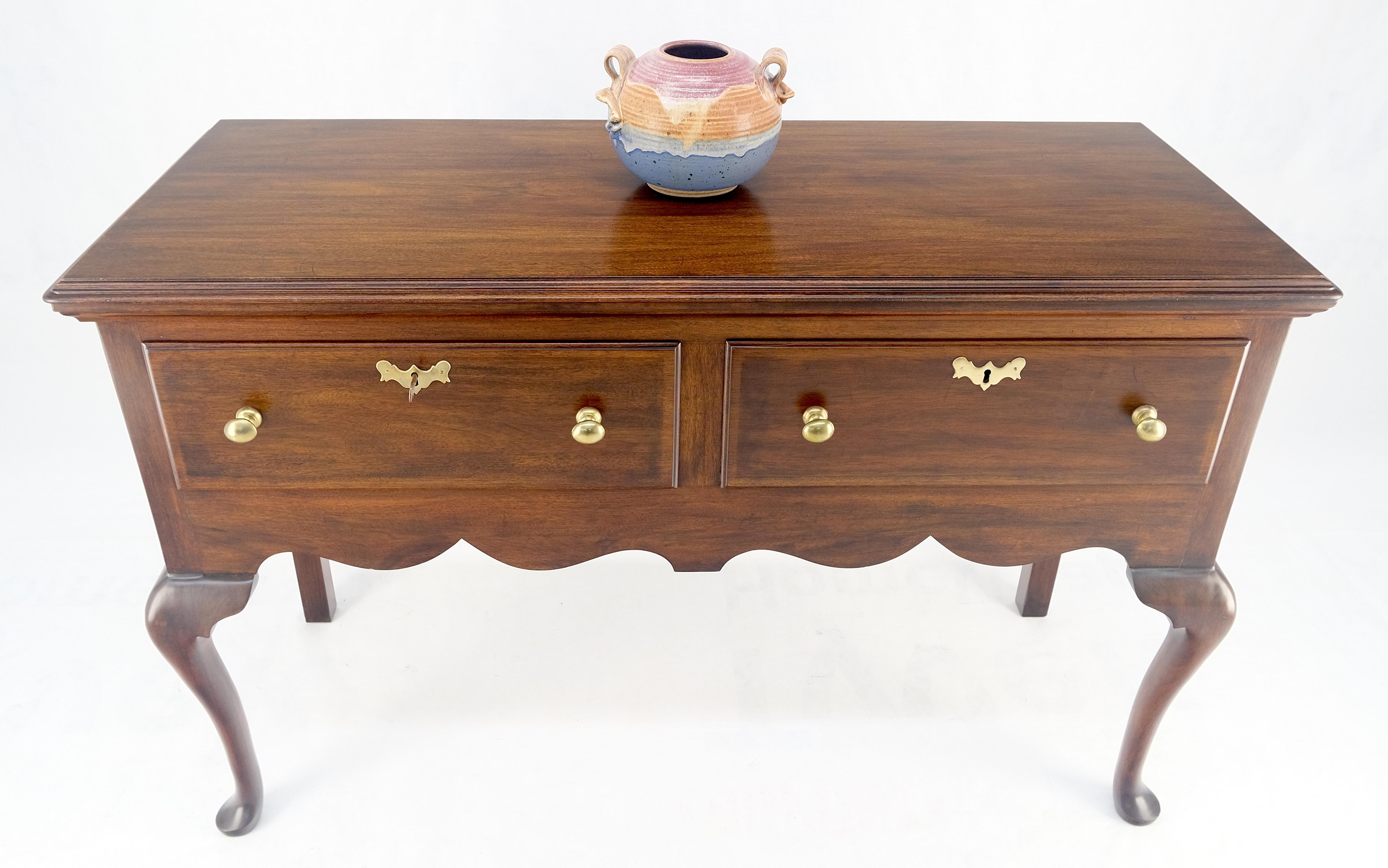 Laiton Buffet à double tiroir Henkel Harris, Virginia Galleries en vente