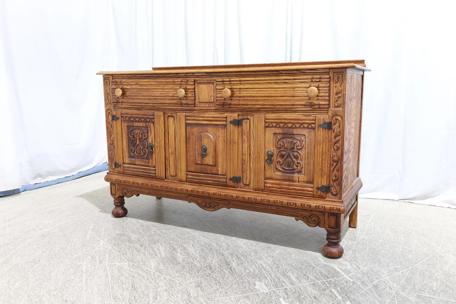 Stile provenzale Credenza in Oak intagliata di Virginia House in vendita