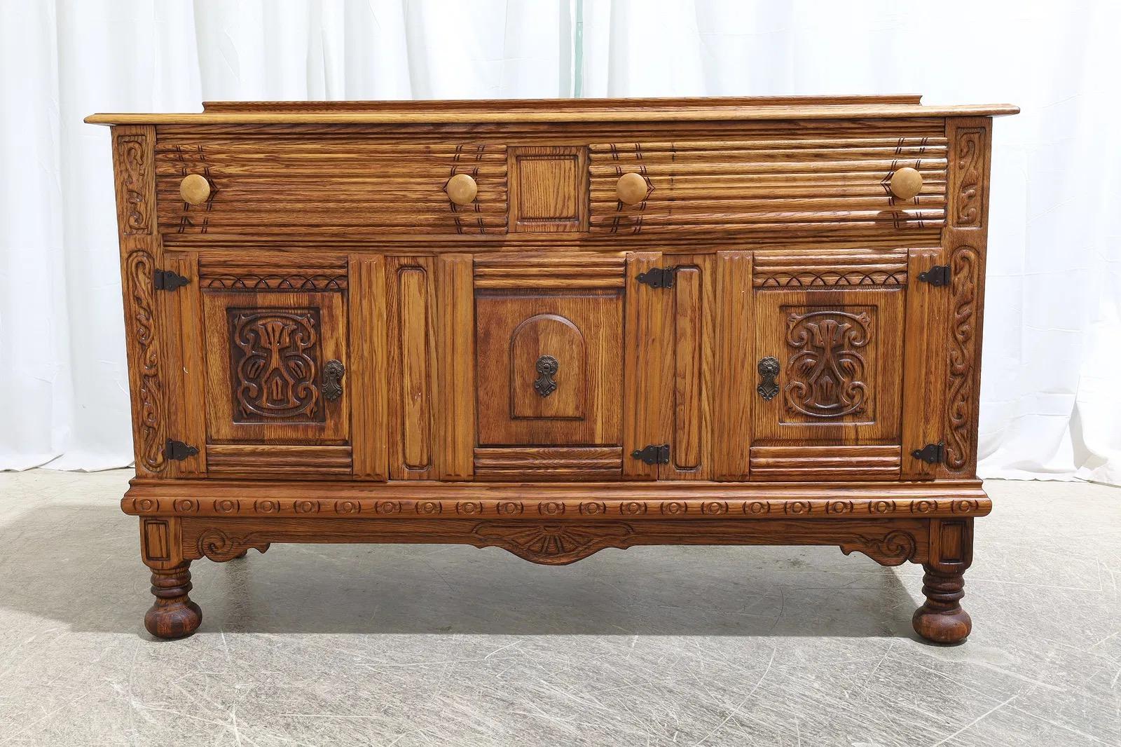 Americano Credenza in Oak intagliata di Virginia House in vendita
