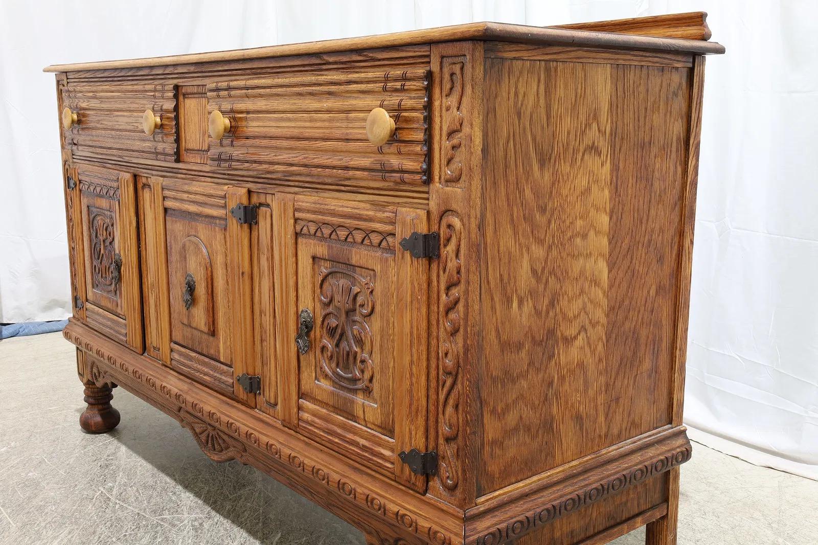 Credenza in Oak intagliata di Virginia House In condizioni buone in vendita a Elkton, MD
