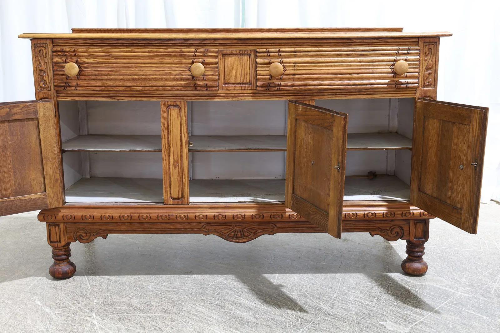 XX secolo Credenza in Oak intagliata di Virginia House in vendita