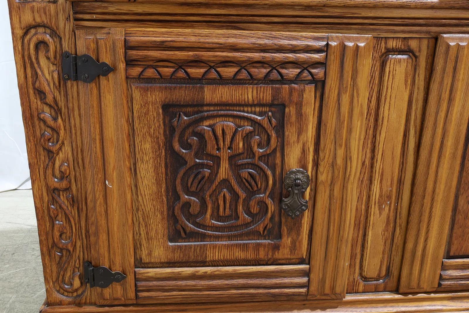 Credenza in Oak intagliata di Virginia House in vendita 1