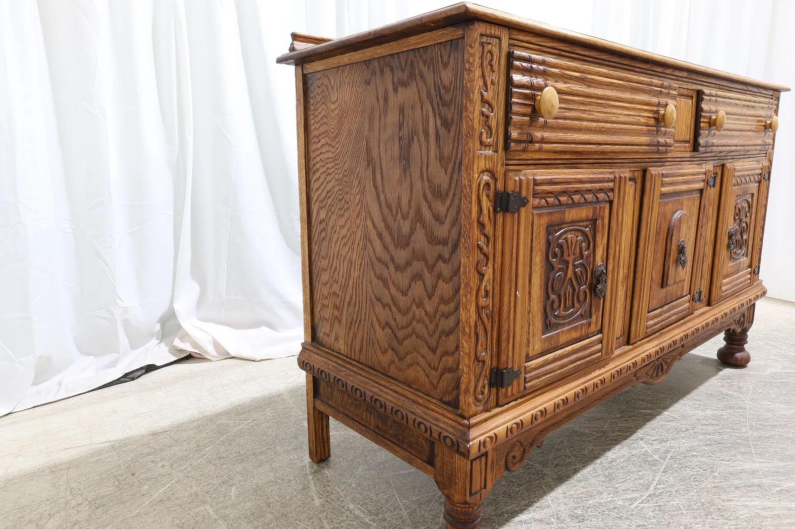 Credenza in Oak intagliata di Virginia House in vendita 2