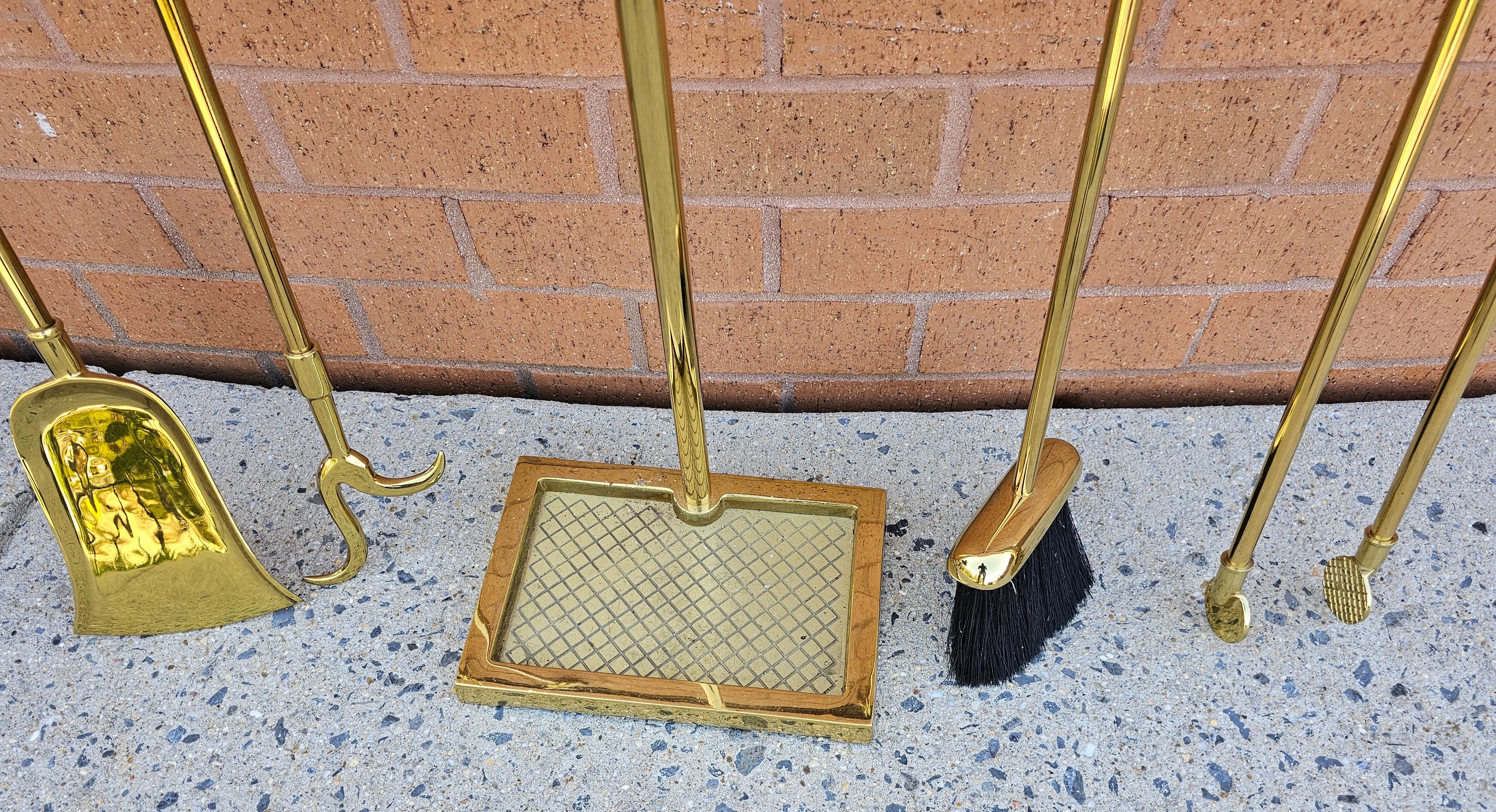 Virginia Metal Crafters Federal Style Polished Brass Dolphin Fireplace Tool Set  In Excellent Condition For Sale In Germantown, MD