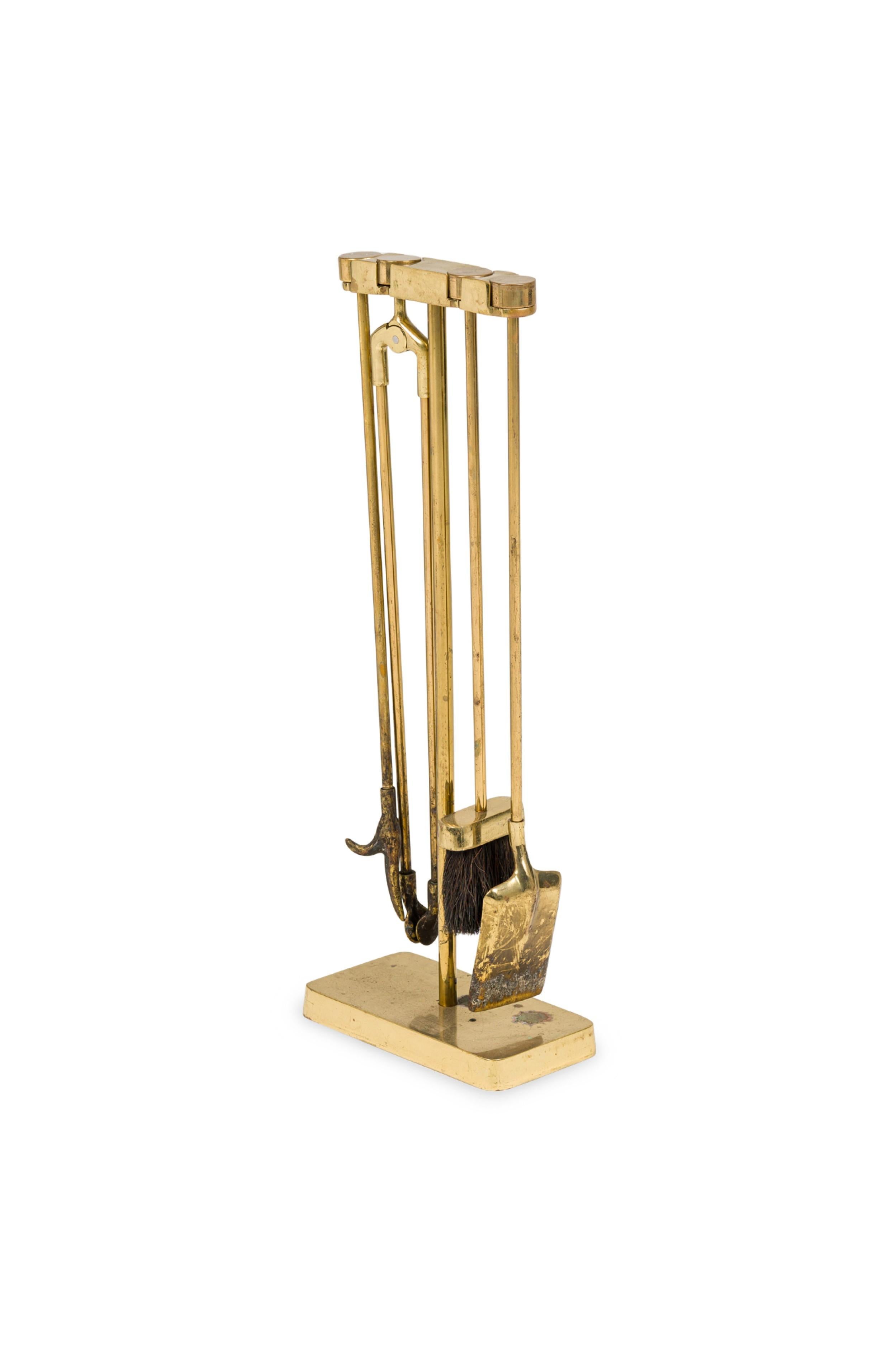 Ensemble minimaliste américain du milieu du siècle de 4 outils de cheminée en laiton reposant sur une base rectangulaire (VIRGINIA METALCRAFTERS)