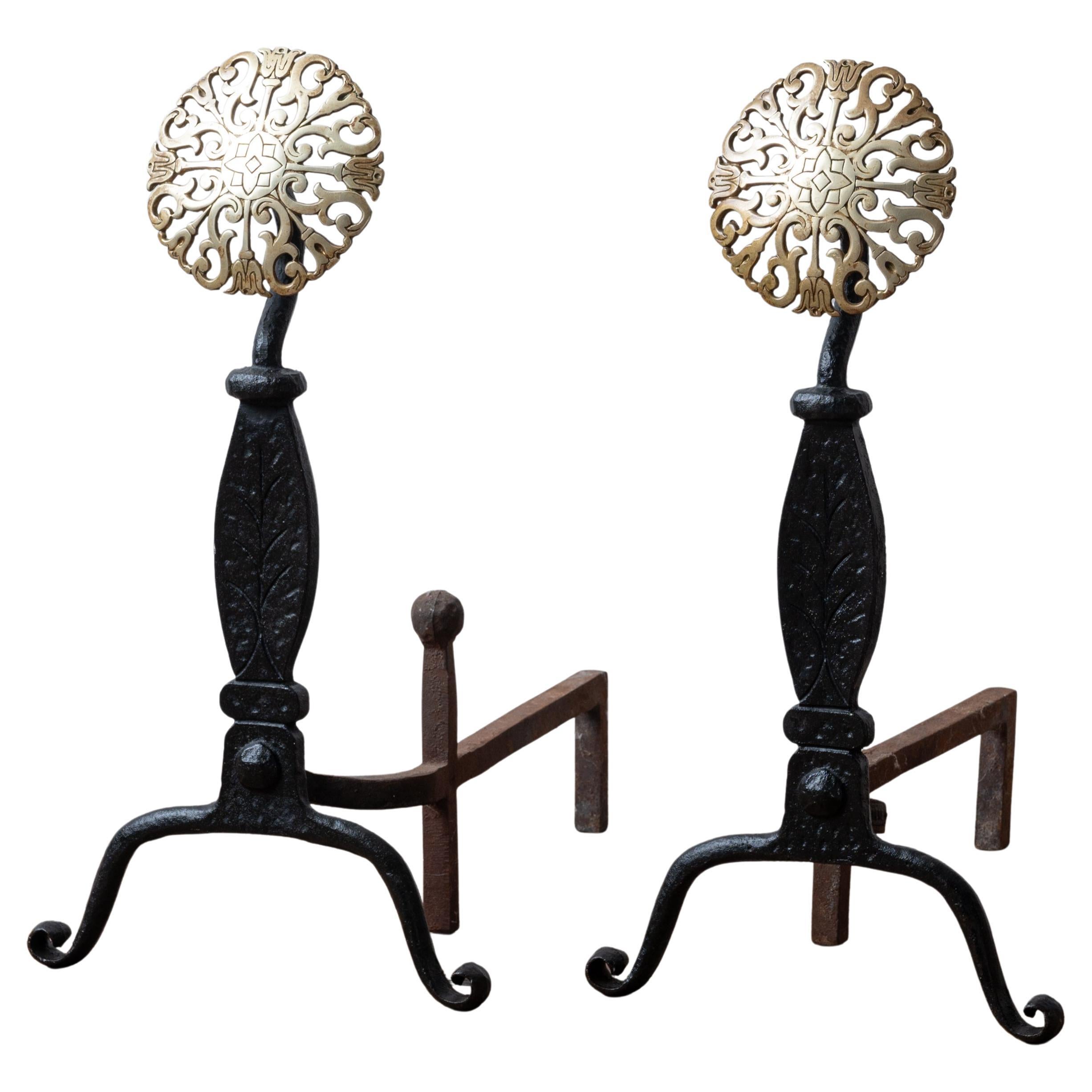 Virginia Metalcrafters Andirons à médaillon en laiton