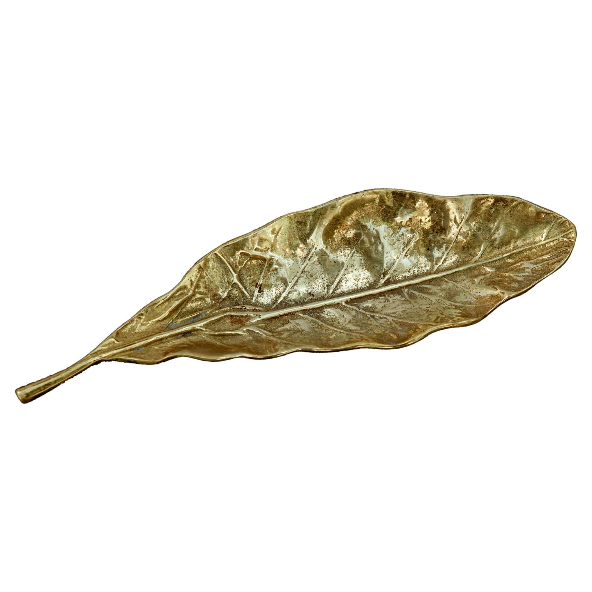 VTG  1963 Virginia Metalcrafters Solid Cast Brass Tobacco Leaf Trinket Dish
Perfect for holding small items like jewelry or coins, this dish is truly a one-of-a-kind piece. Whether you're a collector of brassware or simply appreciate the beauty of