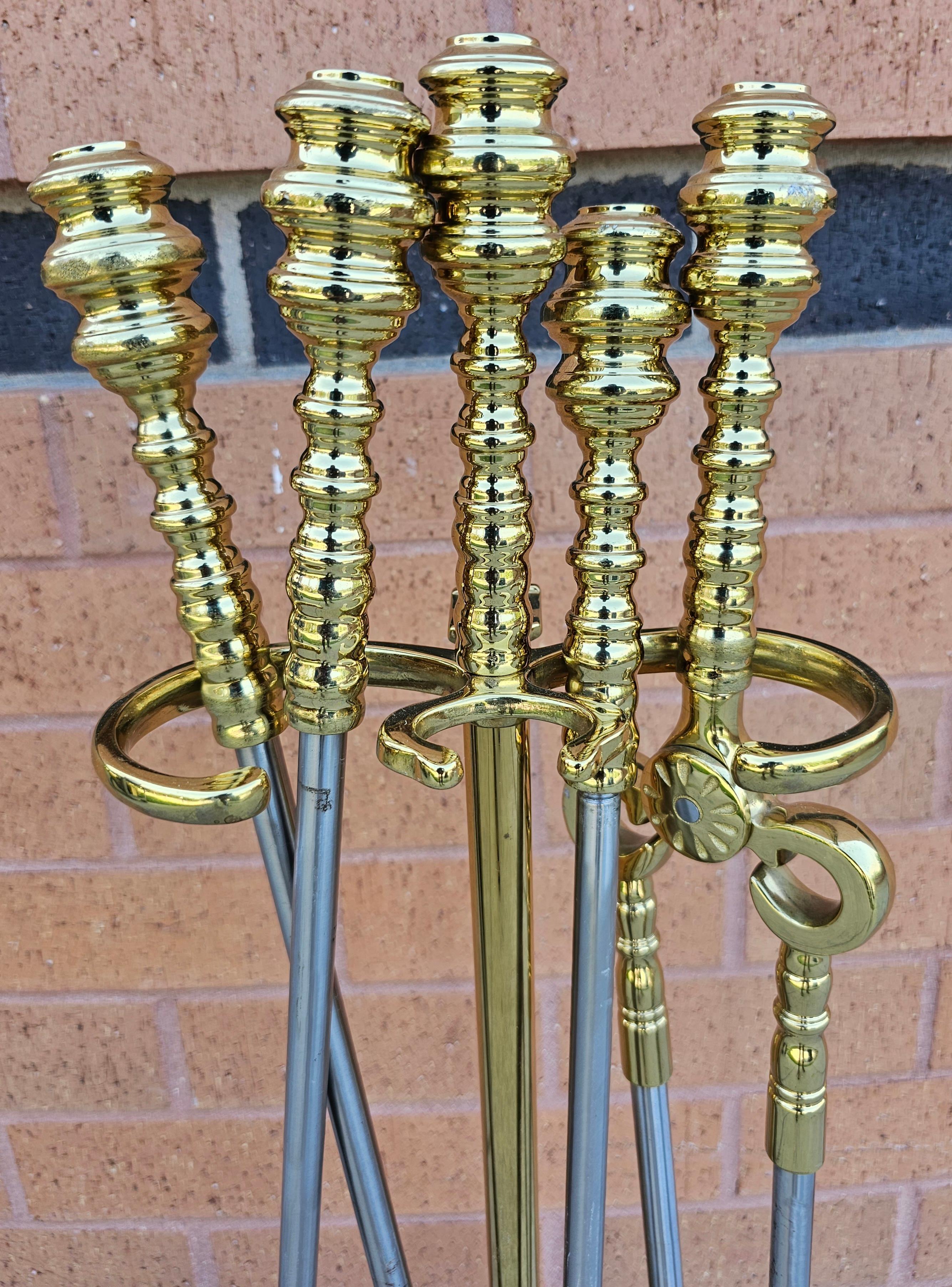 An exquisite set  of Federal Style Polished Brass and polished stee Fireplace Tool Set by Virginia MetalCrafters. Excellent vintage condition. Cast brass polished and polished steel. 
Stand with four tools as pictured