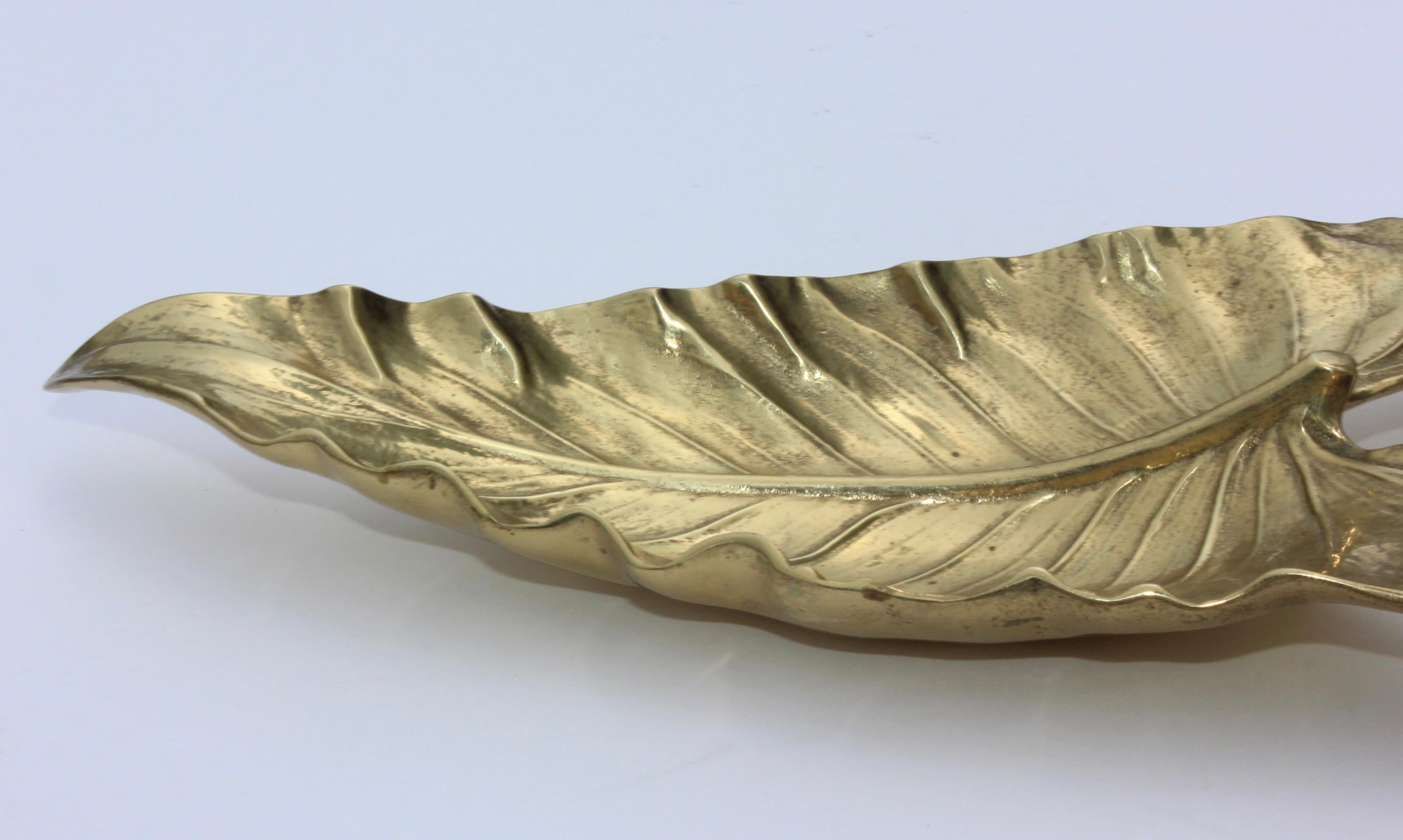Virginia Metalcrafters Large Calla Lily Brass Leaf Tray In Good Condition For Sale In New York, NY