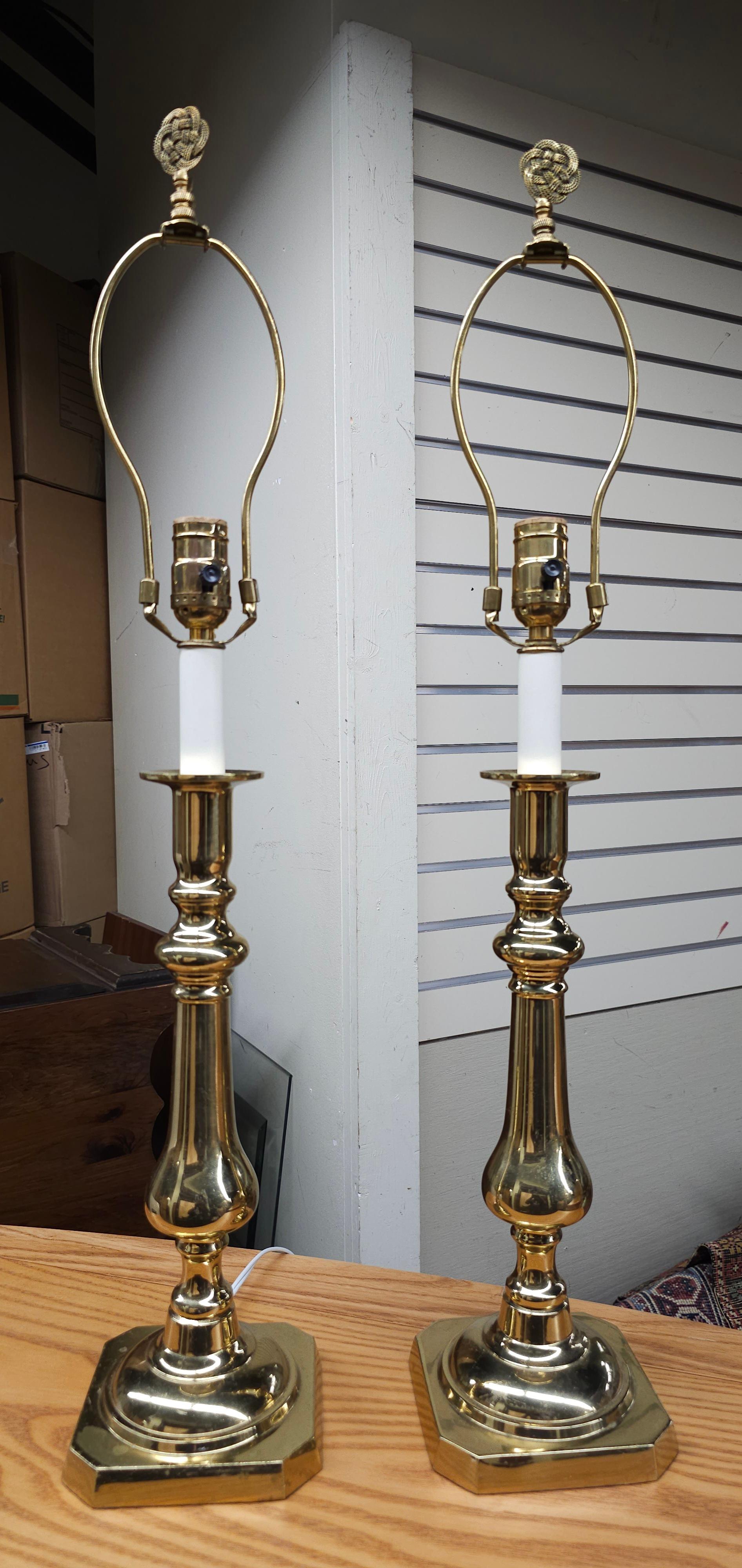 Virginia MetalCrafters Neoklassizistische Kerzenständer-Tischlampen aus massivem, poliertem Messing (Sonstiges) im Angebot