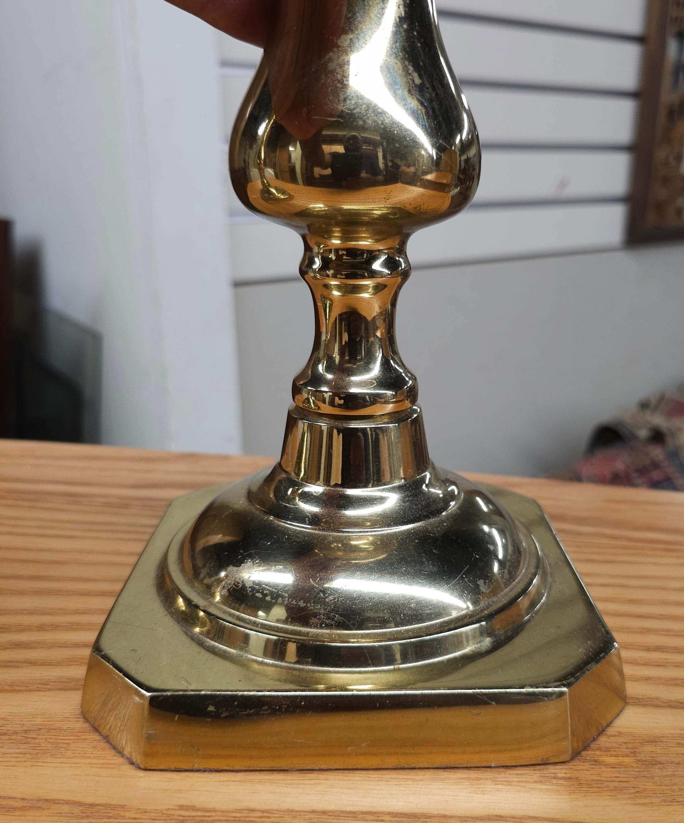 Virginia Metalcrafters Lámparas de sobremesa neoclásicas de latón macizo pulido con palos para velas en Bueno estado para la venta en Germantown, MD