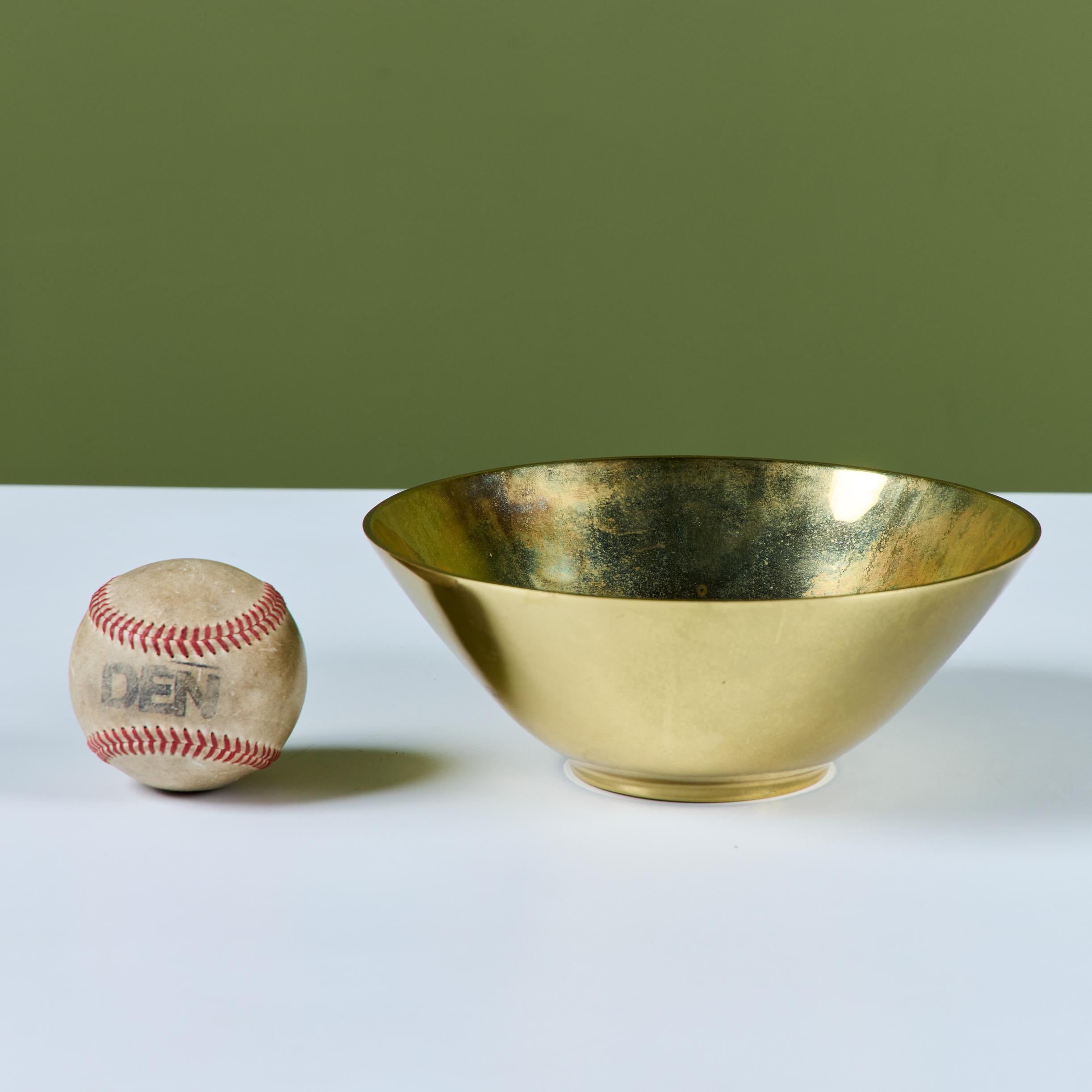 Mid-Century moderno Ciotola in ottone lucido di Virginia Metalcrafters in vendita