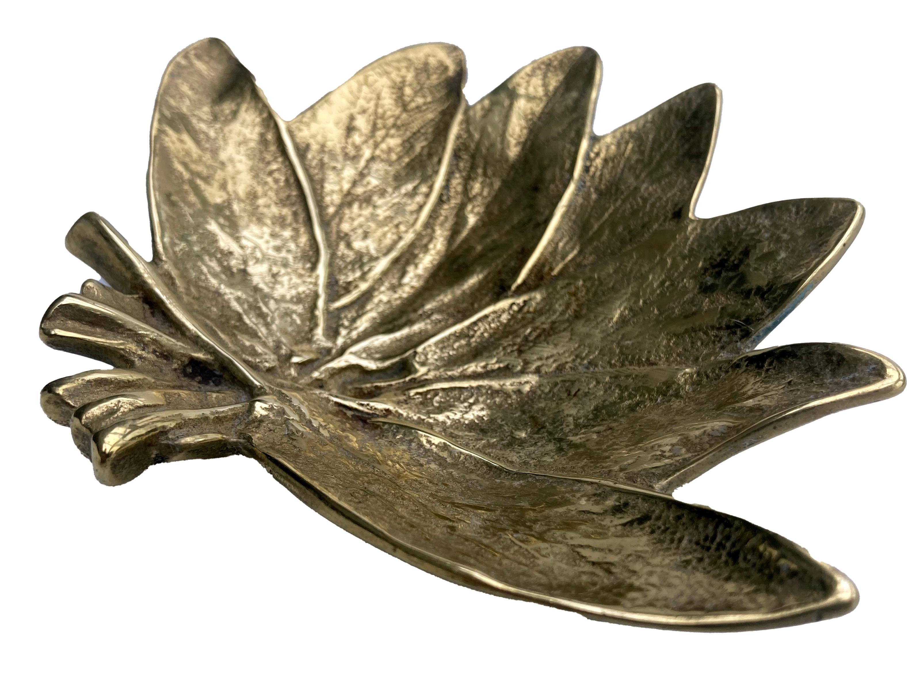 Vintage Virginia Metal Crafters Vassoio per gingilli in ottone con foglie di salvia 3-49.
Misura 5,5