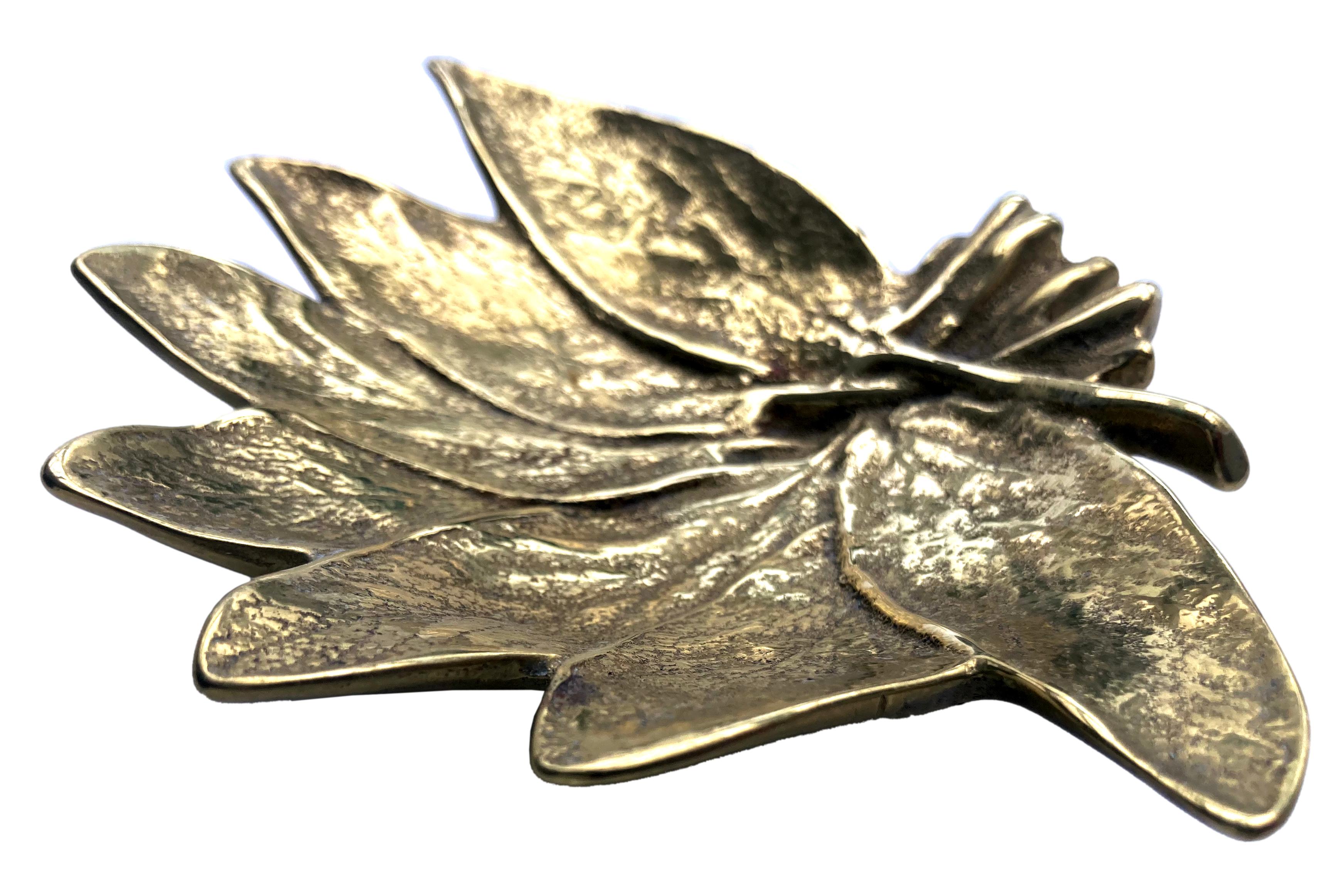 Vassoio Virginia Metal Craft in ottone con foglie di salvia In condizioni ottime a Malibu, CA